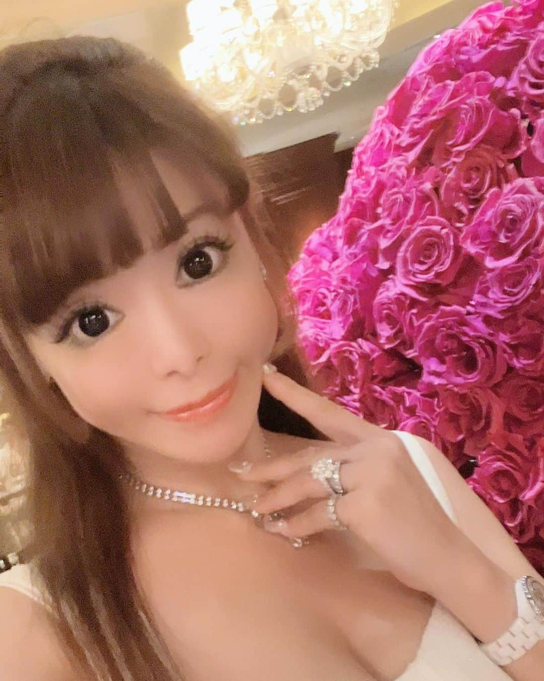 滝沢姫のインスタグラム：「💗理想的な王子様に育てる💗 ⁡ ⁡ ⁡ 最初から理想的な王子様はいない... ⁡ ⁡ ⁡ 疑っちゃったり不安になったり... ⁡ 大切にしてくれてない...感じちゃうかもだけど... ⁡ ⁡ ⁡ ⁡ 男性脳と女性脳は違うこと ⁡ ⁡ 考え方価値観が違うこと当たり前と理解して ⁡ ⁡ ⁡ ⁡ 王子様を理解してあげる💗 ⁡ 大切にしてること大切にしてあげる💗 ⁡ 王子様が嫌なことしない... ⁡ 2人の約束守って信頼関係築く✨ ⁡ ⁡ ⁡ ⁡ あなたの気持ちをきちんと伝えて ⁡ 話し合いしていつも歩みよって乗り越えて ⁡ 愛を深めていくことがとても大切✨ ⁡ ⁡ ⁡ ⁡ この愛され力磨けばずっと一緒にいたい💗 ⁡ 離れたくない💗お姫様になれます💕 ⁡ ⁡ ⁡ ⁡ 理想的な王子様に育てていきましょ💕 ⁡ ⁡ ⁡ ⁡ ⁡ ⁡ ⁡ 💗お姫様学校10年目💗 ⁡ ⁡ No.1キャバ嬢　ホステス歴15年 プロポーズ117人された 滝沢姫が愛されて💗 大切にされる💗秘密をお伝えします✨ ⁡ お姫様学校は魅力的な女性になり 愛されて理想的な人生になれる学校です💕 ⁡ 一度体験レッスン受けてみてください⭐️ ⁡ ⁡ ⁡ こんな方にオススメ ⁡ 愛されたいお姫様フォローしてね💗 @hime.takizawa  ⁡ ⁡ ⁡ お姫様学校では 小手先の恋愛テクニックではなく あなたの魅力を磨いていき 愛される存在にしていきます。 ⁡ 私は、ホステス歴15年で 2万人以上接客し 117人からプロポーズされましたので その経験からわかった男性に 求められる女性になる方法をお伝えします。 　 また、私は、ホステス経験だけではなく ⁡ 立ち振る舞いマナー講師認定 和装コンサルタント一級 アドラー心理学一級 ダイエットマネジャーなどの 資格もありますので 内面外面双方からの あなたの魅力アップをサポートいたします。 ⁡ ⁡ ⁡ #愛される#愛される女性#愛深める  #離れたくない #手放したくない女性  ⁡ ⁡ ⁡ ⁡ ⁡ ⁡ ⁡ ⁡ ⁡ ⁡ ⁡ ⁡ ⁡ ⁡ ⁡ ⁡ ⁡」