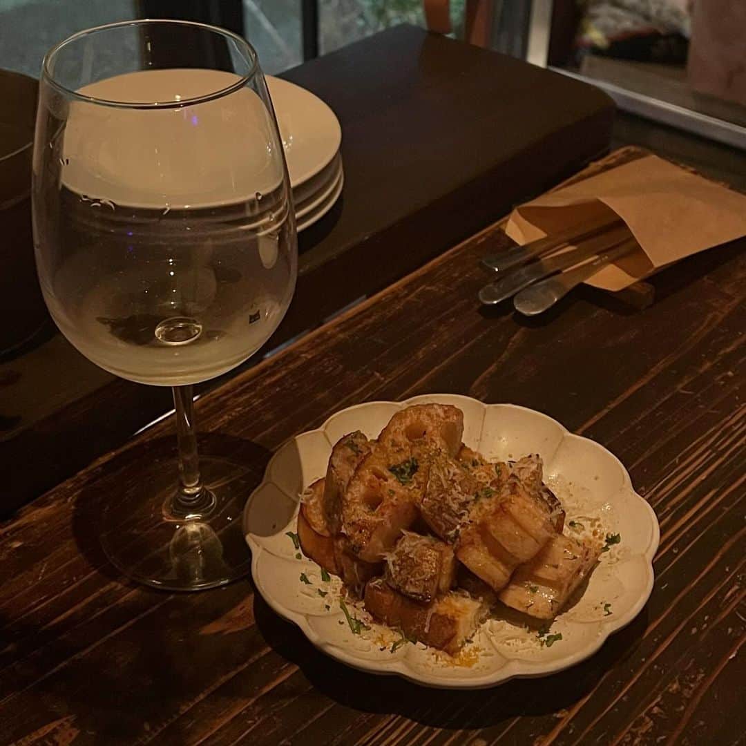 横山紗弓さんのインスタグラム写真 - (横山紗弓Instagram)「推しと気になってたお店に🍷 美味しいお料理に白ワイン尽くしで幸せな夜🌙 📍 @gorgonzola_shop_yajinke / 春吉 窓から覗いてた猫ちゃんも可愛かった🐈‍⬛ #福岡 #福岡グルメ #福岡ディナー  #春吉グルメ  #春吉ディナー #福岡デート #福岡女子会 #さゆlog」9月28日 23時29分 - 1129sym