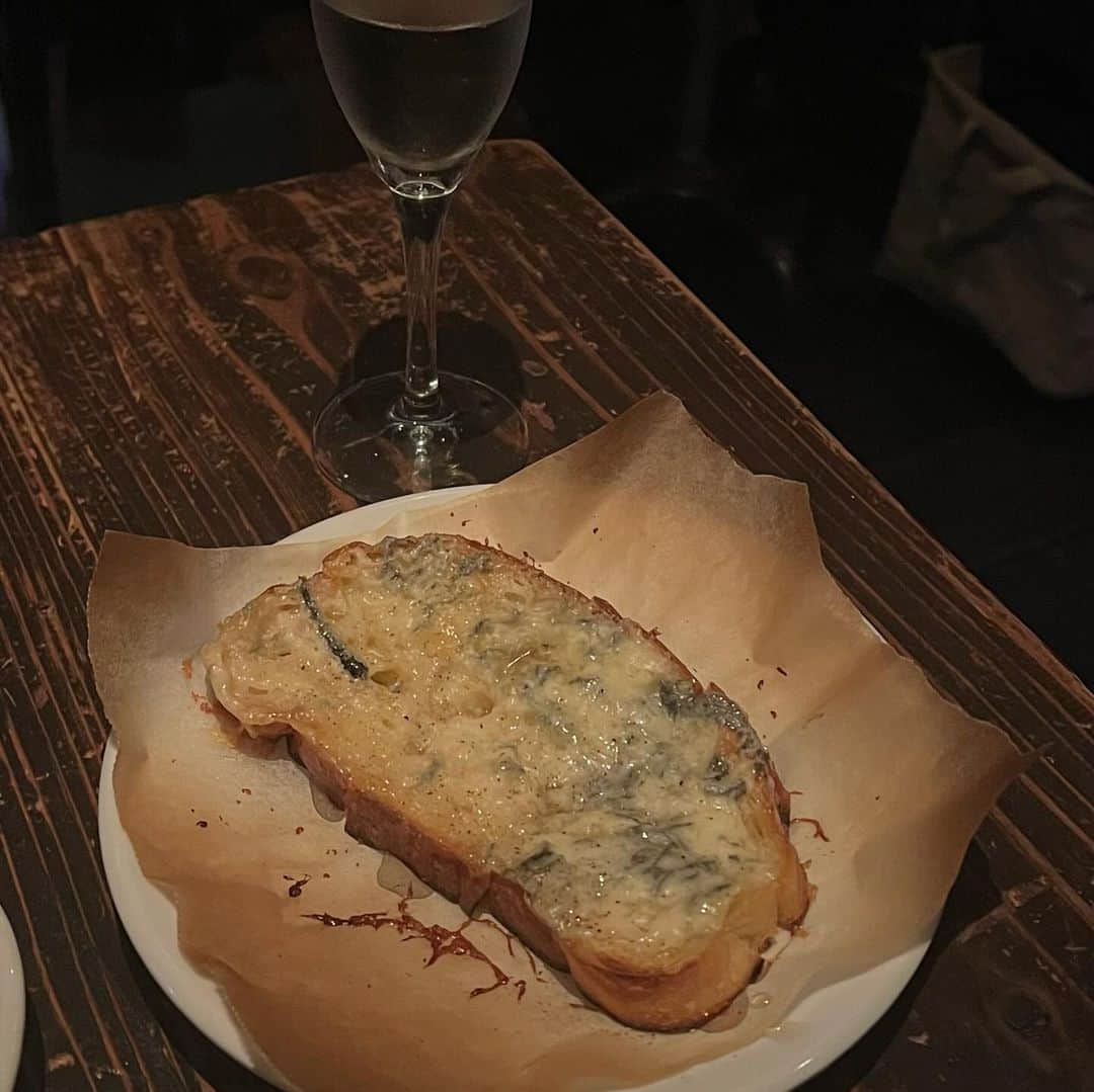 横山紗弓さんのインスタグラム写真 - (横山紗弓Instagram)「推しと気になってたお店に🍷 美味しいお料理に白ワイン尽くしで幸せな夜🌙 📍 @gorgonzola_shop_yajinke / 春吉 窓から覗いてた猫ちゃんも可愛かった🐈‍⬛ #福岡 #福岡グルメ #福岡ディナー  #春吉グルメ  #春吉ディナー #福岡デート #福岡女子会 #さゆlog」9月28日 23時29分 - 1129sym