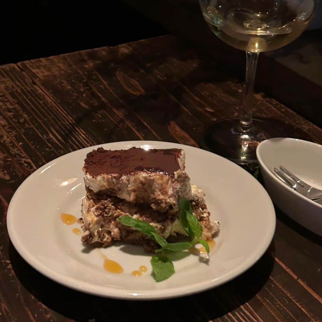 横山紗弓さんのインスタグラム写真 - (横山紗弓Instagram)「推しと気になってたお店に🍷 美味しいお料理に白ワイン尽くしで幸せな夜🌙 📍 @gorgonzola_shop_yajinke / 春吉 窓から覗いてた猫ちゃんも可愛かった🐈‍⬛ #福岡 #福岡グルメ #福岡ディナー  #春吉グルメ  #春吉ディナー #福岡デート #福岡女子会 #さゆlog」9月28日 23時29分 - 1129sym