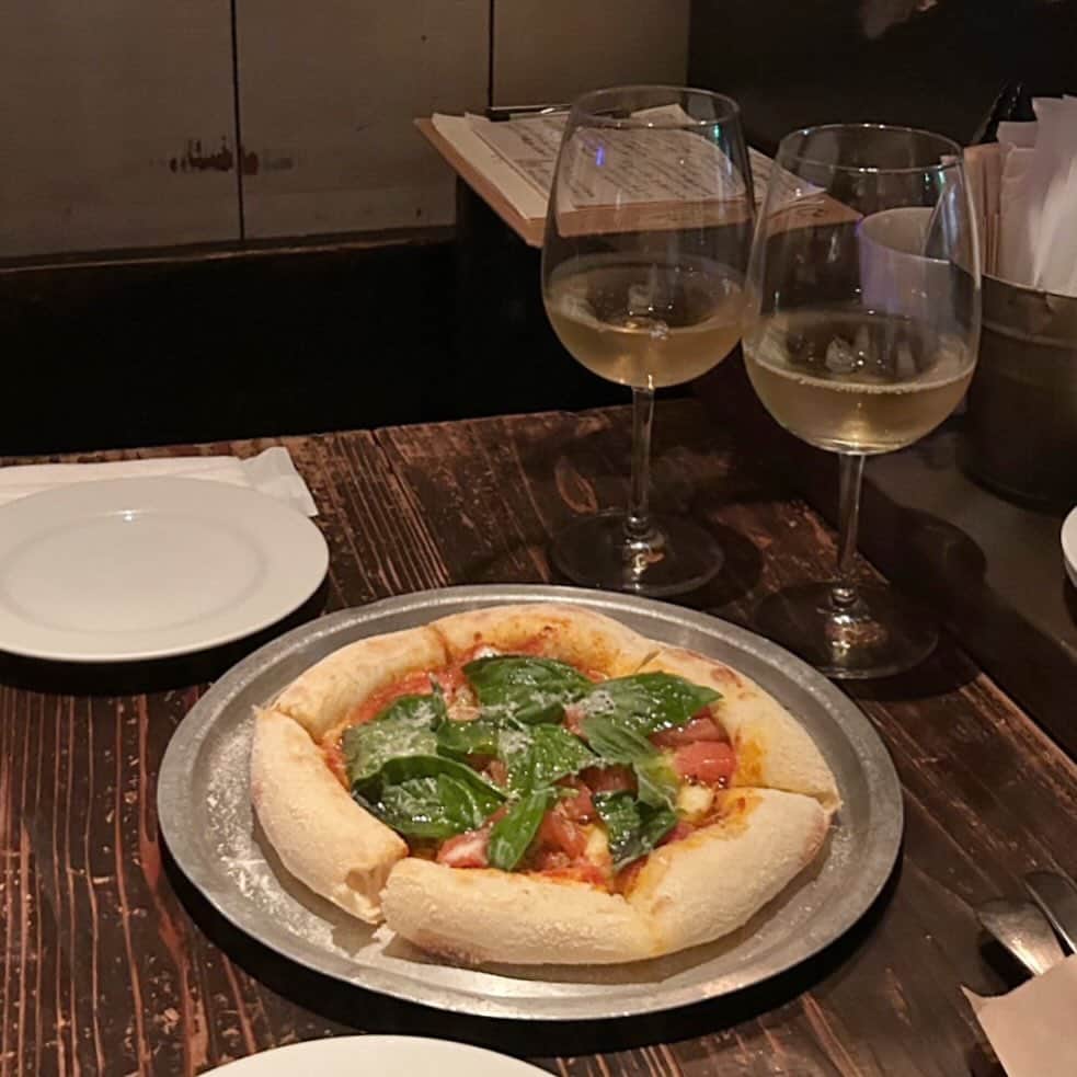 横山紗弓さんのインスタグラム写真 - (横山紗弓Instagram)「推しと気になってたお店に🍷 美味しいお料理に白ワイン尽くしで幸せな夜🌙 📍 @gorgonzola_shop_yajinke / 春吉 窓から覗いてた猫ちゃんも可愛かった🐈‍⬛ #福岡 #福岡グルメ #福岡ディナー  #春吉グルメ  #春吉ディナー #福岡デート #福岡女子会 #さゆlog」9月28日 23時29分 - 1129sym