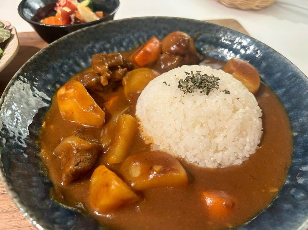 宮瀬彩加さんのインスタグラム写真 - (宮瀬彩加Instagram)「#みやせごはん 🍴 久しぶりにテレビでみたこれ、絶対作る！てなった日。  ・カレー (今週の月曜から夜更かし見たら絶対作りたくなるカレー🍛 お肉炒める時にニンニク使って S&Bの中辛ルーと他のルーブレンドしてって 観たまま作った🤤❤︎おいしい)  ・タコと山芋のマリネ (味付けは、白だし・醤油・オリーブオイル・ごま ヘルシーでおいしい🫶)  ・サラダ  ひっさしぶりにカレー食べて ご機嫌でした💮 明日はカレーうどんかなあ🤫  みなさんは今日何食べましたか？ また教えてください✨  #おうちごはん　#自炊記録　#今日の献立」9月28日 23時29分 - ayaka_miyase