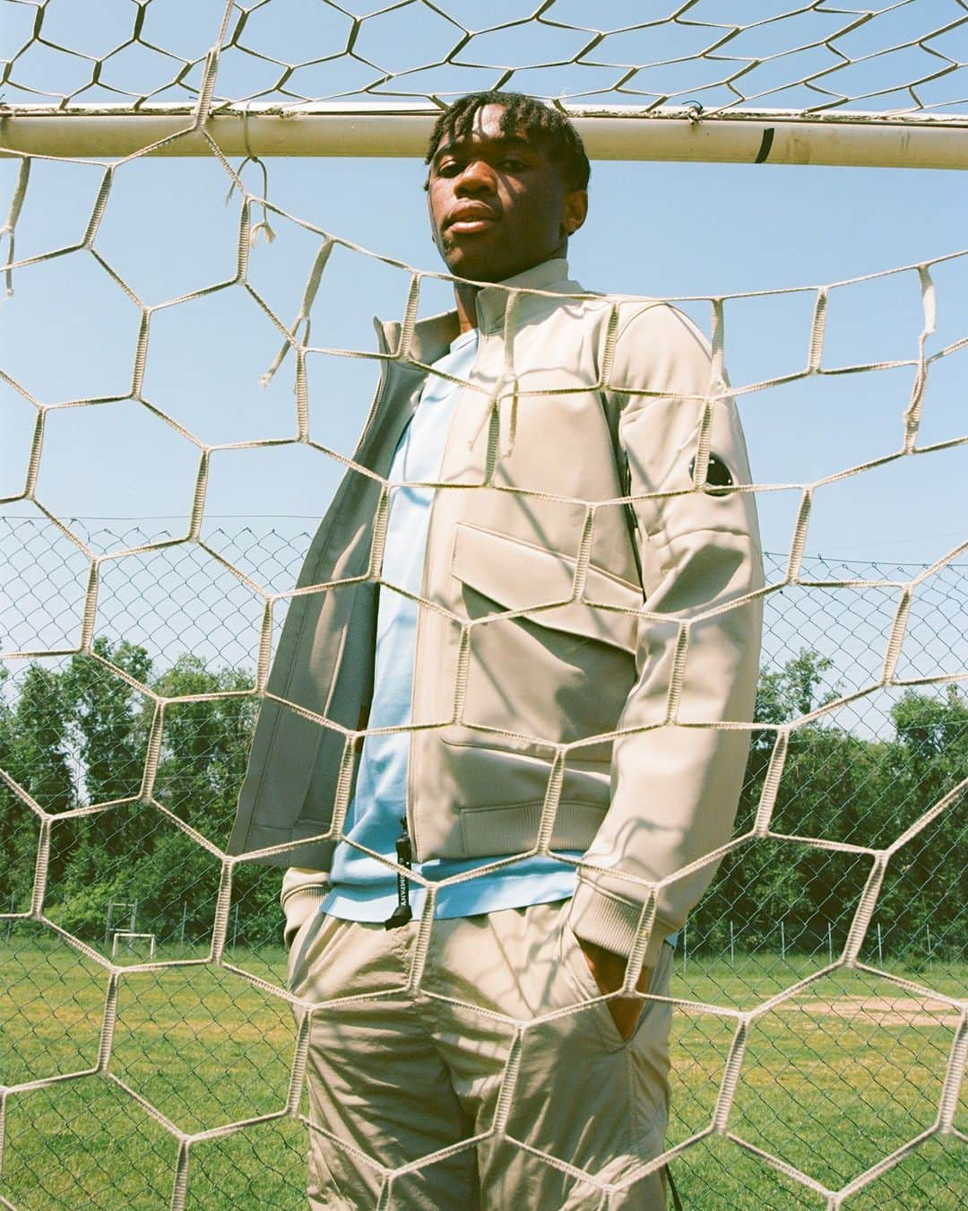 シーピーカンパニーのインスタグラム：「Forging an early love of football at just four years old, @udogiethree reveals their passion and connects it to style in the first episode of “C.P. Company pills”. Don’t miss out on his C.P. Company items at the link in bio.」