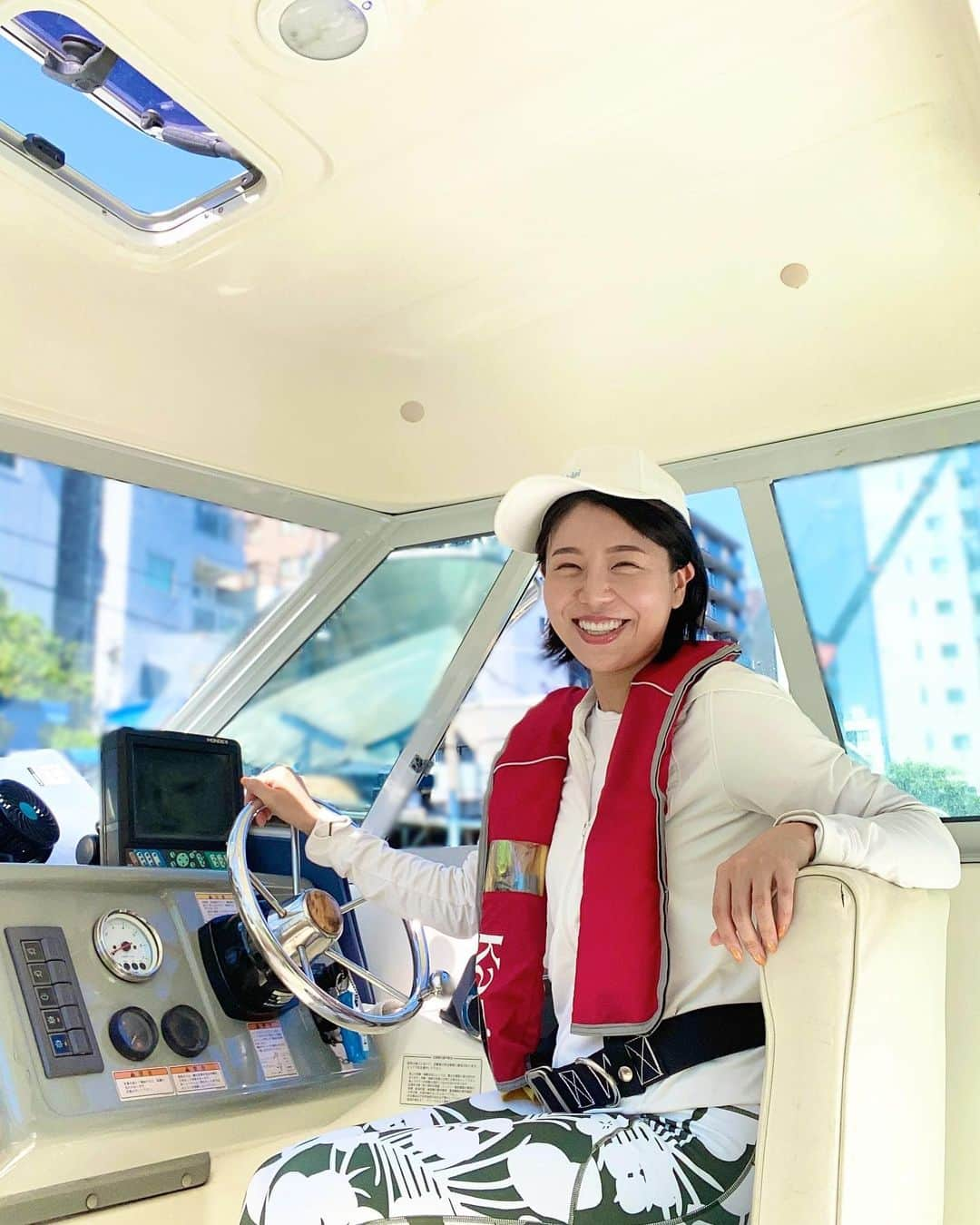 石岡麻奈美のインスタグラム：「自分で船を運転したく、船舶の免許を取りに行きました。小型船舶1級です。  小型と言っても船の大きさは24m未満までなので、25mプールを考えると結構大きい印象です。  また1級は航行区域の制限がないので、世界中の海を航行できることになります。  数日間朝から夜までみっちり講義と実技をし、それぞれ試験をしました。  この日は風も強く波が高かったのですが、特に実技はとても楽しかったです。  いくつも並んだブイを全速でS字に航行したり、人に見立てた浮きを投げて遠くから近付きレスキューしたり、離着岸したり…  ロープの結び方はかなりの種類があったので名前と結び方をしっかり覚えました。 (船以外でも使えるかも)  本来は2級で申し込んだのですが、初めてでこんなに上手い人は中々いないとすごく褒めていただき、調子に乗って1級へ進級しました👏  マリーナの会員になって週末はお友達とクルーズを楽しみたいです。  #船舶免許 #小型船舶1級 #クルーズ  #小型船舶免許」