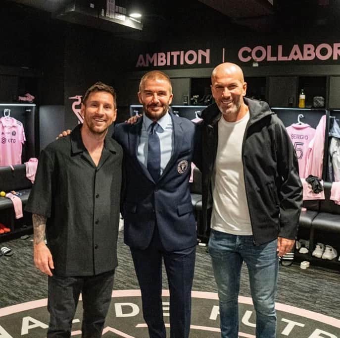 のインスタグラム：「THE BEST OF THE BEST 🌎 @zidane @leomessi 🌎」