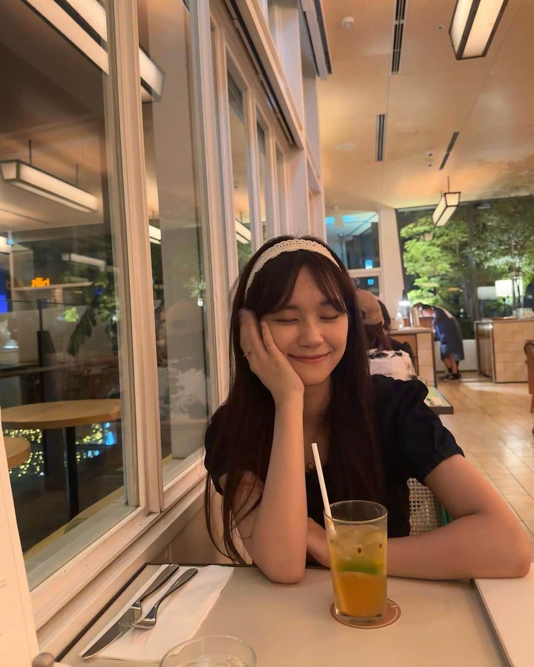 Janeぜうんのインスタグラム：「Happy Chuseok🌝🤍 하영이는 휴강이라 도쿄에 왔고..여러분도 모두모두 즐겁고 행복한 추석보내요!! 잘 쉬고 또 올 해 마지막 1/3이란 시간도 열심히 달리자구🏃🦦❄️〰︎ 韓国はチュソクですね‼︎この時期は帰省して家族と時間を過ごすのが主流で、ハヨン@hayoung4you も東京に来て一緒に過ごしてます🦦日本は全然休みじゃないから私は普通に登校したり仕事してるけど、やっぱりこういう機会に家族が集まって一緒に時間過ごせるっていいなぁとつくづく思います🥺 ハピーチュソクっ #tokyo#fyp#추석」