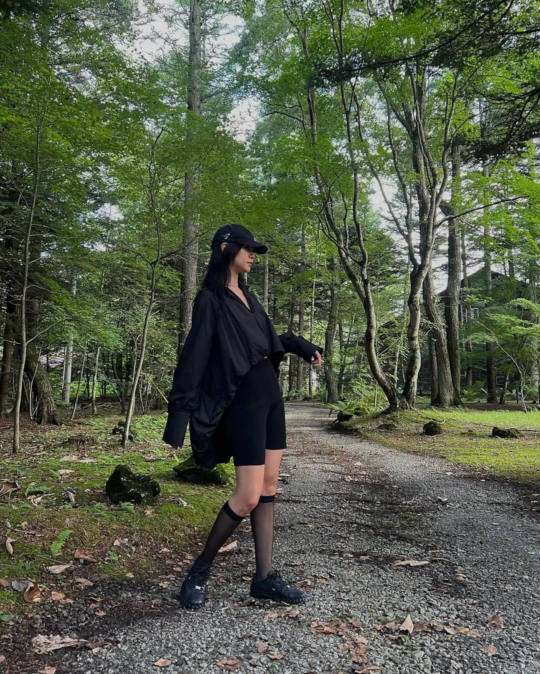 須田朱音さんのインスタグラム写真 - (須田朱音Instagram)「🌿  秋よ、はよ来い♡ 季節の中で1番秋がすき〜  @sh_ki_jp のヘムギャザーバッグロングシャツが着たくて、 涼しい軽井沢でおろしたよ。  アシメ裾がボリューミーでかわいいの〜  そして、黒シースルーソックスのおかげで 脚細く見えるからハマってます笑  東京もうちょっと涼しくなれ〜🥵  #SH_KI #OODT #軽井沢」9月28日 23時45分 - akane_godo
