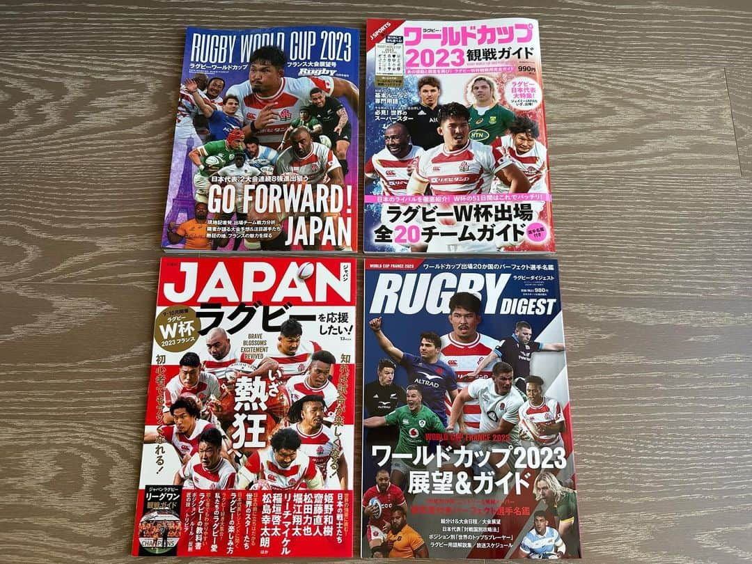 上野優花さんのインスタグラム写真 - (上野優花Instagram)「いよいよ 朝方4時にサモア戦キックオフ🏉  緊張で眠れません。 なので写真で過去の大会を振り返ったり。  2015年の南アフリカ戦はスカパーの控え室で 出演者の皆さんと。（写真3）  2019年はロシア戦は現地で。（写真1） その他の試合はファンゾーンで ラグビーファンの皆さんと。  2023年、 まだまだ途中だけれど。 イングランド戦に負けた日は とてもとても悔しくて、、 でも翌日からは あんな素晴らしいプレー、ハードワークを見せてくれた 日本代表のチームを誇らしいと思って胸が熱くなったこと、  そんなことを思い出していたら… ダメだこりゃ、もっと眠れなくなってきた。笑  前回大会は 45試合（台風で3試合は中止）全てのゲームの 出場選手やトライなどの記録をノートに書き起こす作業をしたので（世界のラグビーを知らず必死でした）、 今大会ではラグビーの戦術の方の知識も得たいなと 廣瀬さんや後藤翔太さんの著書を隙間時間に読んでいます。  ラグビー観戦歴は13年目に入りますが 知らなかったことばかりでとても楽しいです😂✨  ラグビーって本当に面白いですよね。  4年に一度、 ラグビーにどっぷり浸るこの時間もそろそろ折り返し🥲  絶対に負けられないサモア戦‼️  現地の方々、 テレビの前の方々、 選手たちに声援を届けましょう〜🤩‼️‼️  それではしばし おやすみなさい！！！ また4時に🤩  #ちなみにイングランド戦は赤子にミルクをあげながら #泣いて起きてきた上の子を夫が抱っこをしながら #家族揃ってテレビの前で観戦しました」9月28日 23時46分 - yuka_ueno89