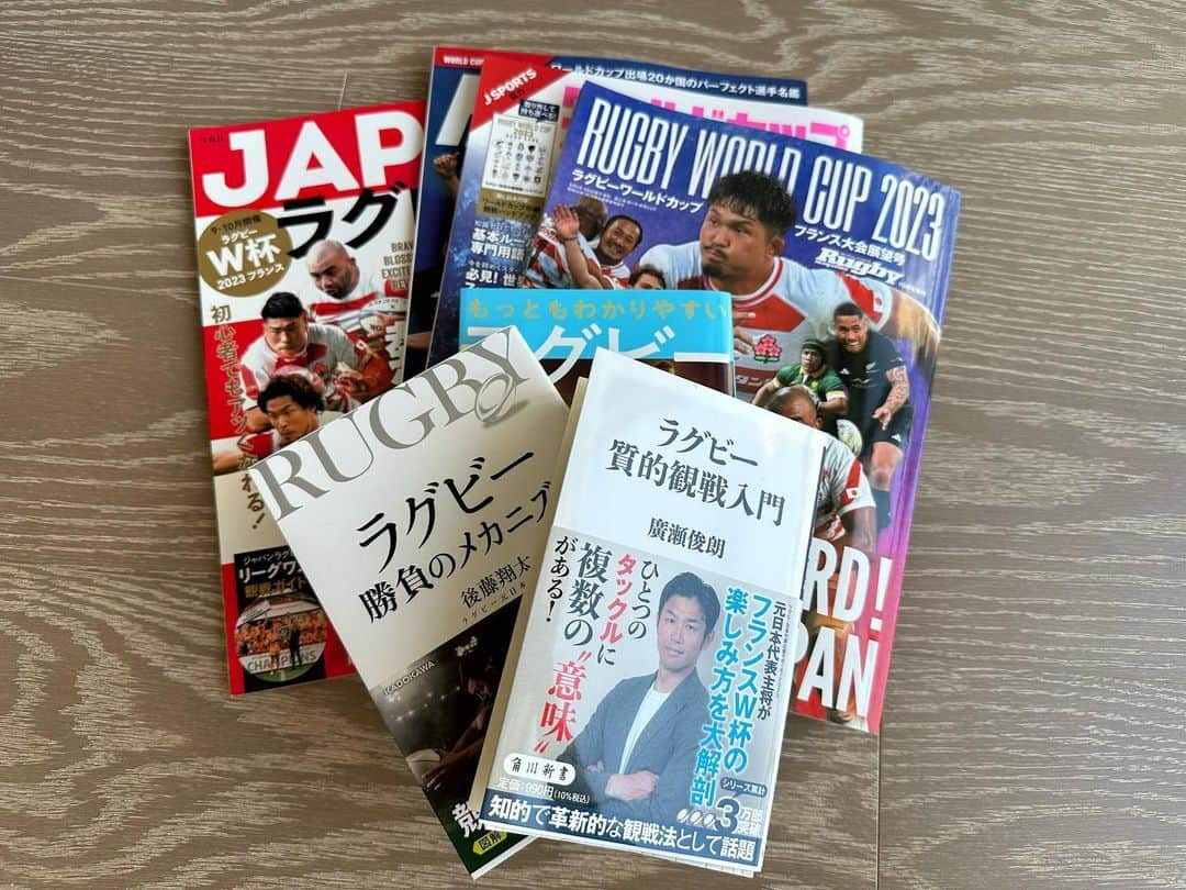 上野優花さんのインスタグラム写真 - (上野優花Instagram)「いよいよ 朝方4時にサモア戦キックオフ🏉  緊張で眠れません。 なので写真で過去の大会を振り返ったり。  2015年の南アフリカ戦はスカパーの控え室で 出演者の皆さんと。（写真3）  2019年はロシア戦は現地で。（写真1） その他の試合はファンゾーンで ラグビーファンの皆さんと。  2023年、 まだまだ途中だけれど。 イングランド戦に負けた日は とてもとても悔しくて、、 でも翌日からは あんな素晴らしいプレー、ハードワークを見せてくれた 日本代表のチームを誇らしいと思って胸が熱くなったこと、  そんなことを思い出していたら… ダメだこりゃ、もっと眠れなくなってきた。笑  前回大会は 45試合（台風で3試合は中止）全てのゲームの 出場選手やトライなどの記録をノートに書き起こす作業をしたので（世界のラグビーを知らず必死でした）、 今大会ではラグビーの戦術の方の知識も得たいなと 廣瀬さんや後藤翔太さんの著書を隙間時間に読んでいます。  ラグビー観戦歴は13年目に入りますが 知らなかったことばかりでとても楽しいです😂✨  ラグビーって本当に面白いですよね。  4年に一度、 ラグビーにどっぷり浸るこの時間もそろそろ折り返し🥲  絶対に負けられないサモア戦‼️  現地の方々、 テレビの前の方々、 選手たちに声援を届けましょう〜🤩‼️‼️  それではしばし おやすみなさい！！！ また4時に🤩  #ちなみにイングランド戦は赤子にミルクをあげながら #泣いて起きてきた上の子を夫が抱っこをしながら #家族揃ってテレビの前で観戦しました」9月28日 23時46分 - yuka_ueno89