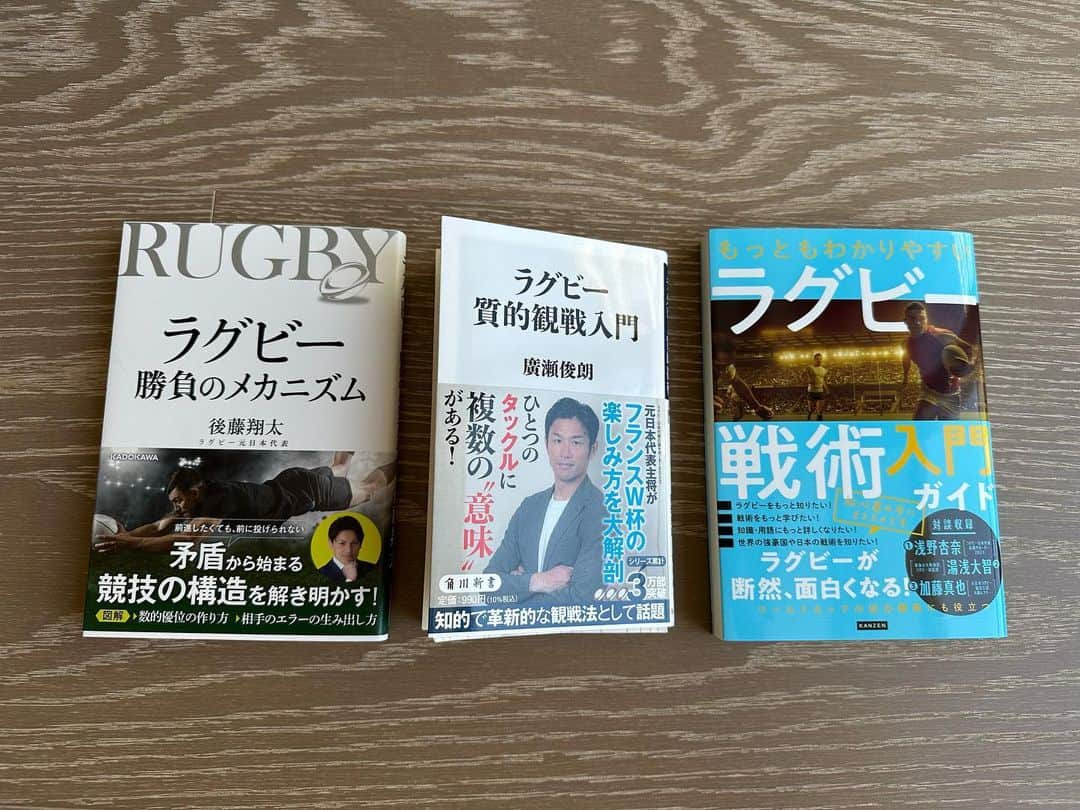 上野優花さんのインスタグラム写真 - (上野優花Instagram)「いよいよ 朝方4時にサモア戦キックオフ🏉  緊張で眠れません。 なので写真で過去の大会を振り返ったり。  2015年の南アフリカ戦はスカパーの控え室で 出演者の皆さんと。（写真3）  2019年はロシア戦は現地で。（写真1） その他の試合はファンゾーンで ラグビーファンの皆さんと。  2023年、 まだまだ途中だけれど。 イングランド戦に負けた日は とてもとても悔しくて、、 でも翌日からは あんな素晴らしいプレー、ハードワークを見せてくれた 日本代表のチームを誇らしいと思って胸が熱くなったこと、  そんなことを思い出していたら… ダメだこりゃ、もっと眠れなくなってきた。笑  前回大会は 45試合（台風で3試合は中止）全てのゲームの 出場選手やトライなどの記録をノートに書き起こす作業をしたので（世界のラグビーを知らず必死でした）、 今大会ではラグビーの戦術の方の知識も得たいなと 廣瀬さんや後藤翔太さんの著書を隙間時間に読んでいます。  ラグビー観戦歴は13年目に入りますが 知らなかったことばかりでとても楽しいです😂✨  ラグビーって本当に面白いですよね。  4年に一度、 ラグビーにどっぷり浸るこの時間もそろそろ折り返し🥲  絶対に負けられないサモア戦‼️  現地の方々、 テレビの前の方々、 選手たちに声援を届けましょう〜🤩‼️‼️  それではしばし おやすみなさい！！！ また4時に🤩  #ちなみにイングランド戦は赤子にミルクをあげながら #泣いて起きてきた上の子を夫が抱っこをしながら #家族揃ってテレビの前で観戦しました」9月28日 23時46分 - yuka_ueno89