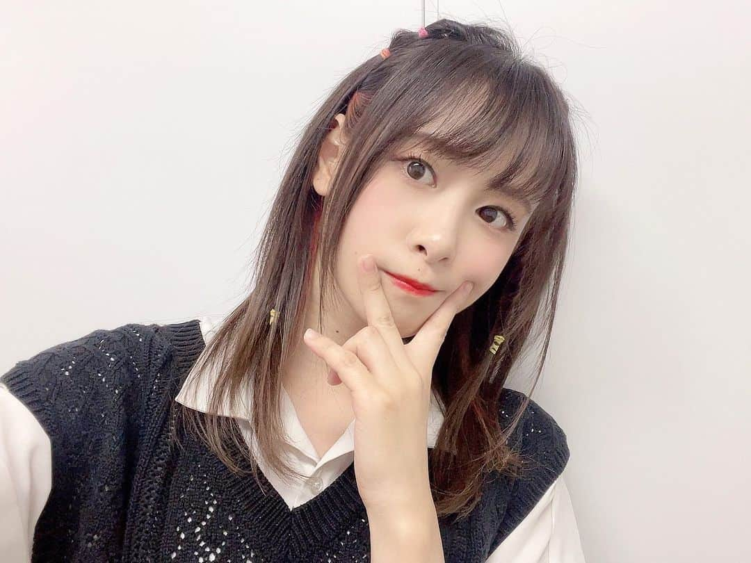 前田佳織里のインスタグラム：「生放送ありがとうございました！ ✨ 今日はメイクさんがこんな髪型にしてくれたよ😎 かなこパイセンとも一緒で楽しかったー！！✨ やっぱゲームは最高ですね！  #電撃ゲームライブ #ゲーム配信 #インナーカラー #ヘアアレンジ」