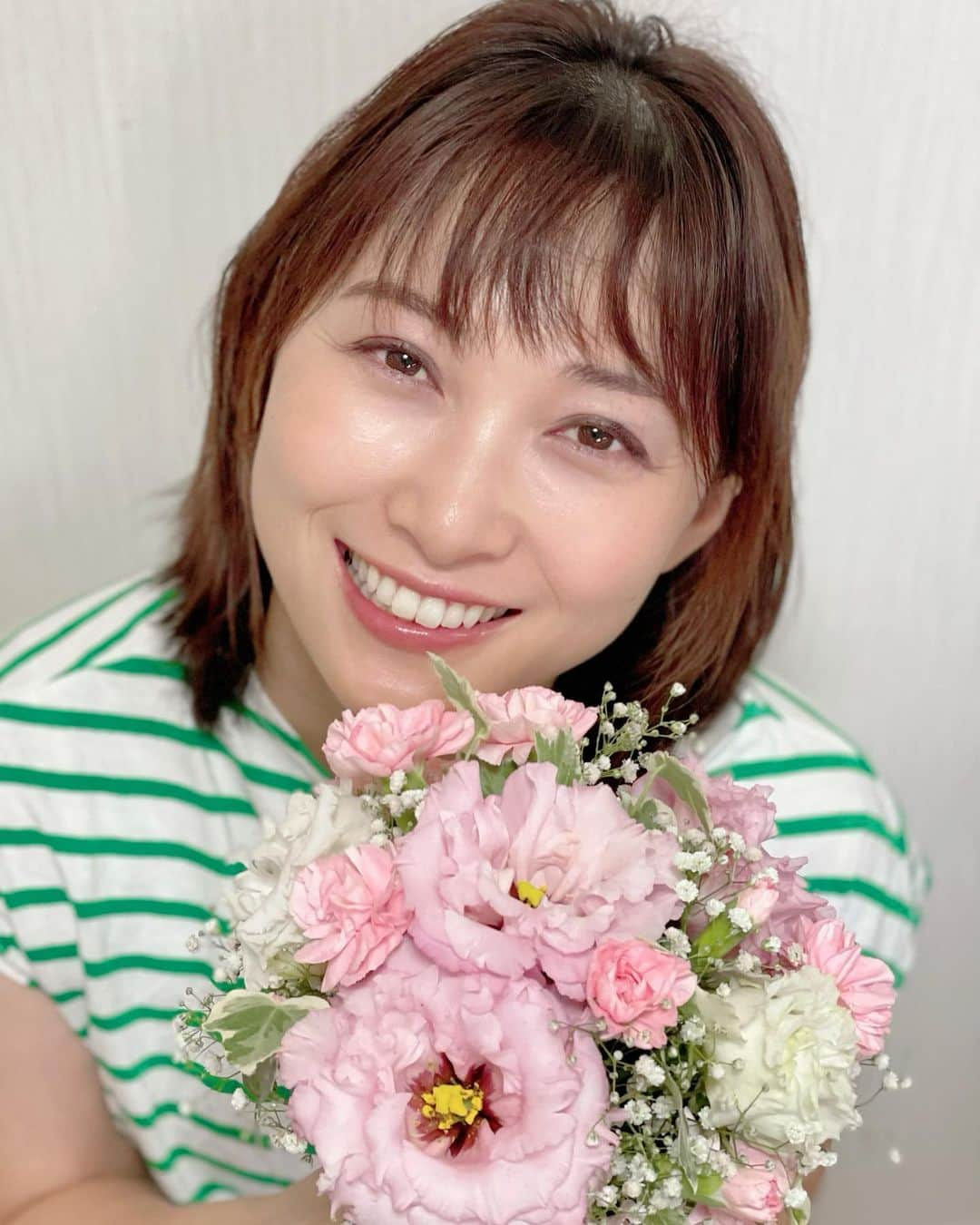 星野涼子さんのインスタグラム写真 - (星野涼子Instagram)「8月の誕生日の時からずっと下書きのままだった(笑)  去年の誕生日には、 真面目の有効活用など目標を立ててたみたいだけど、忘れてた(笑)  そんな風に今ある悩みも1年後には覚えていないかもしれない🙂  ただの記憶になる過去と、 思い出になる過去があるんだなぁ。  減っていく記憶をここに記録していきたいな✨  考えすぎない 感じすぎない Don't think Don't feel (笑)  もちろんポジティブなことや感性は磨いていきたい！  日常に埋もれない 今そのひとつはセルフ美容かな。  失敗が多くて、そんな自分がつらいこともあるけれど、  それに付き合って導いてくれる人たちに感謝して大切にしていきたいな🏵️  年齢と曲名を合わせてみました🙃  #誕生日　#8月生まれ　#39 #真面目　#目標　#悩み　#記憶　#過去　#思い出　#セルフ美容　#hsp #威風堂々　#花束　#ボーダー　#birthday #생일 #꽃 #flowers」9月28日 23時59分 - ryoko.hoshino