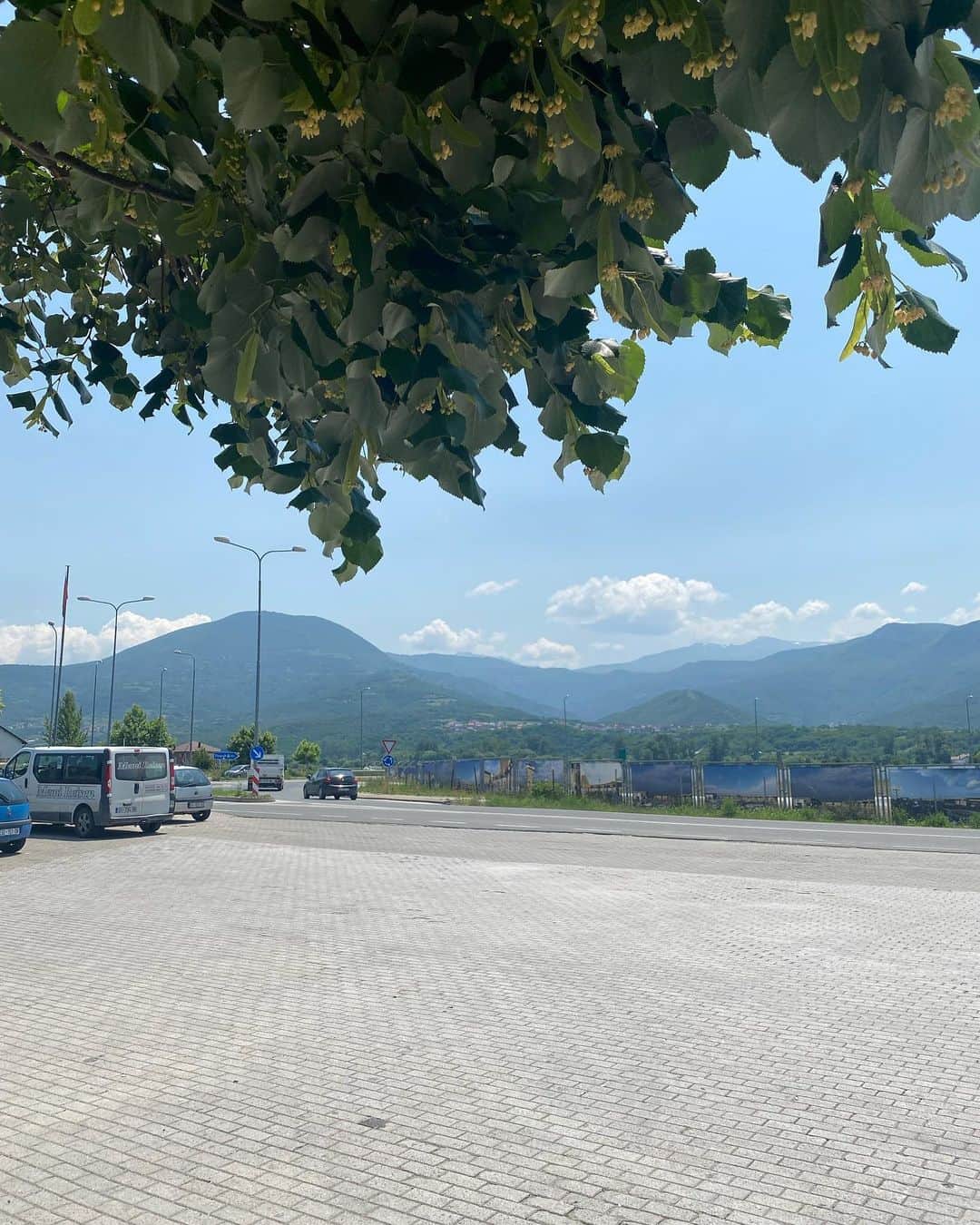 植村麻由さんのインスタグラム写真 - (植村麻由Instagram)「気づいたらいつも前回の更新からとても日が空いてしまっているのはなぜでしょう、こんばんは その間にも国内を旅行したり歳を重ねたりと色々ありましたがひとまず旅の投稿を続けます ということでバルカンひとり旅7日目 この日はアルバニアからお隣の国、コソボへ移動する日。 この日唯一のコソボ行き、9:00発、アルバニアの首都ティラナからコソボの古都プリズレンを経由し首都のプリシュティナまで行くバス。 この日の目的地はプリズレンなので、運転手にチケットを見せながらプリズレン！と一応伝えて乗り込みます。 突然現れた映えなカフェで休憩を挟みつつ、無事国境越え。 シェンゲン協定内のヨーロッパの他の国間での鉄道や、飛行機での国境越えではゲットできない車のスタンプ。 4年前にクロアチアからボスニアに行った時も思わず撮っちゃったな🚗 ということで無事入国できたかと思いきや、バスターミナルまで歩いたら1時間以上かかる何もない場所で急に降ろされ、現金ないからタクシーも拾えず、人生初のヒッチハイクを試みるも玉砕し、同じく突然降ろされハテナになっていたオマーン人のご夫妻がターミナルまでタクシーに一緒に乗せてくれるなどして、なんとか宿のほうまで辿り着くことができたのでした。 (そのあとも色々あったけど情けないので省きます) コソボは2008年にセルビアから独立宣言したばかりのヨーロッパで一番若い国。 日本は独立を認めているけど、セルビアをはじめいくつかの国は認めていないなど、なかなか複雑な背景もあるけれど、治安の悪さは全くというほど感じませんでした。 (運もあるけど) 素朴で人懐っこい優しい人たちばかりで、心が温まる瞬間をこの旅で一番感じた国はコソボだったな。 世界遺産にもなっているセルビア正教会が鉄条網で囲われていたりと暗い一面を目にすることもあったけれど、紛争経験者もそうでない人たちも前を向こうとしているのがすごく感じられて、こちらも前向きな気持ちになれたのでした。 お祈りの時間になると街中のモスクから流れてくる複数のアザーンも、モスク越しの夕陽も、仲良く歩く野良犬たちも、日本では聴けない、見れない景色。 こうやって写真を見返して数ヶ月前のことを思い出して、まだ旅に出たくなってしまったのでした。 ということで次の投稿もまだ旅編が続きます！ 更新頻度上げるとはもう言いません！」9月28日 23時51分 - oeufmayu