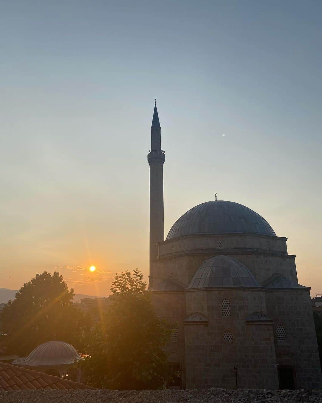 植村麻由さんのインスタグラム写真 - (植村麻由Instagram)「気づいたらいつも前回の更新からとても日が空いてしまっているのはなぜでしょう、こんばんは その間にも国内を旅行したり歳を重ねたりと色々ありましたがひとまず旅の投稿を続けます ということでバルカンひとり旅7日目 この日はアルバニアからお隣の国、コソボへ移動する日。 この日唯一のコソボ行き、9:00発、アルバニアの首都ティラナからコソボの古都プリズレンを経由し首都のプリシュティナまで行くバス。 この日の目的地はプリズレンなので、運転手にチケットを見せながらプリズレン！と一応伝えて乗り込みます。 突然現れた映えなカフェで休憩を挟みつつ、無事国境越え。 シェンゲン協定内のヨーロッパの他の国間での鉄道や、飛行機での国境越えではゲットできない車のスタンプ。 4年前にクロアチアからボスニアに行った時も思わず撮っちゃったな🚗 ということで無事入国できたかと思いきや、バスターミナルまで歩いたら1時間以上かかる何もない場所で急に降ろされ、現金ないからタクシーも拾えず、人生初のヒッチハイクを試みるも玉砕し、同じく突然降ろされハテナになっていたオマーン人のご夫妻がターミナルまでタクシーに一緒に乗せてくれるなどして、なんとか宿のほうまで辿り着くことができたのでした。 (そのあとも色々あったけど情けないので省きます) コソボは2008年にセルビアから独立宣言したばかりのヨーロッパで一番若い国。 日本は独立を認めているけど、セルビアをはじめいくつかの国は認めていないなど、なかなか複雑な背景もあるけれど、治安の悪さは全くというほど感じませんでした。 (運もあるけど) 素朴で人懐っこい優しい人たちばかりで、心が温まる瞬間をこの旅で一番感じた国はコソボだったな。 世界遺産にもなっているセルビア正教会が鉄条網で囲われていたりと暗い一面を目にすることもあったけれど、紛争経験者もそうでない人たちも前を向こうとしているのがすごく感じられて、こちらも前向きな気持ちになれたのでした。 お祈りの時間になると街中のモスクから流れてくる複数のアザーンも、モスク越しの夕陽も、仲良く歩く野良犬たちも、日本では聴けない、見れない景色。 こうやって写真を見返して数ヶ月前のことを思い出して、まだ旅に出たくなってしまったのでした。 ということで次の投稿もまだ旅編が続きます！ 更新頻度上げるとはもう言いません！」9月28日 23時51分 - oeufmayu