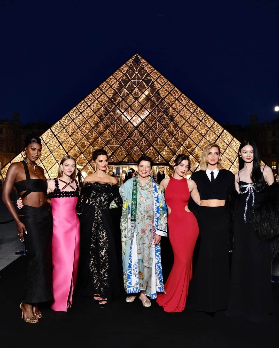 Lancôme Officialさんのインスタグラム写真 - (Lancôme OfficialInstagram)「The stunning @heconghc is effortlessly gracious at the exclusive evening celebrating the artistic collaboration between Lancôme and Musée du Louvre. Her refined black carpet look was enhanced using the limited-edition makeup collection for face, eyes and lips.  Makeup by: @jindian_yang #Lancome #LancomexLouvre #BeautyIsALivingArt @museelouvre」9月28日 23時53分 - lancomeofficial