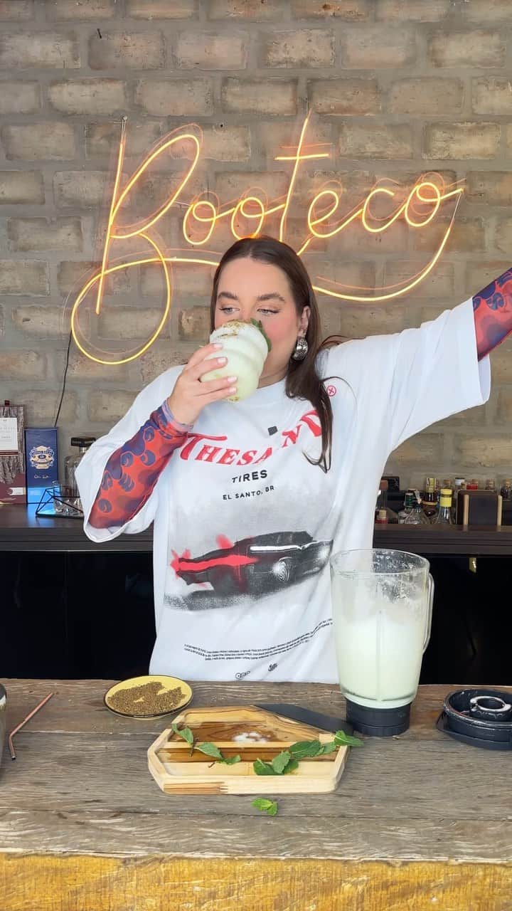 Bruna Unzuetaのインスタグラム：「E no booteco de hoje repliquei uma releitura de um drink Cubano que é um sucesso, o famoso “Mojito”. Apresento a vocês o “Brazilian Mojito”, um drink muito refrescante feito com: - 4 dose de run - 2 limões (suco) - 2/3 da caixa de leite condensado. - 1 copo de gelo - 2 copos de água - hortelã a gosto - doses adicionais de açúcar ou limão, a gosto.  Exatamente galerinha, é quase uma batidinha de limão, ficou simplesmente uma delícia, tão gostoso que dá até para fazer sem o destilado e ser tomado como drink não alcoólico. E aí gostaram? Se a vida te der um limão, faça um Brazilian Mojito. 😏」