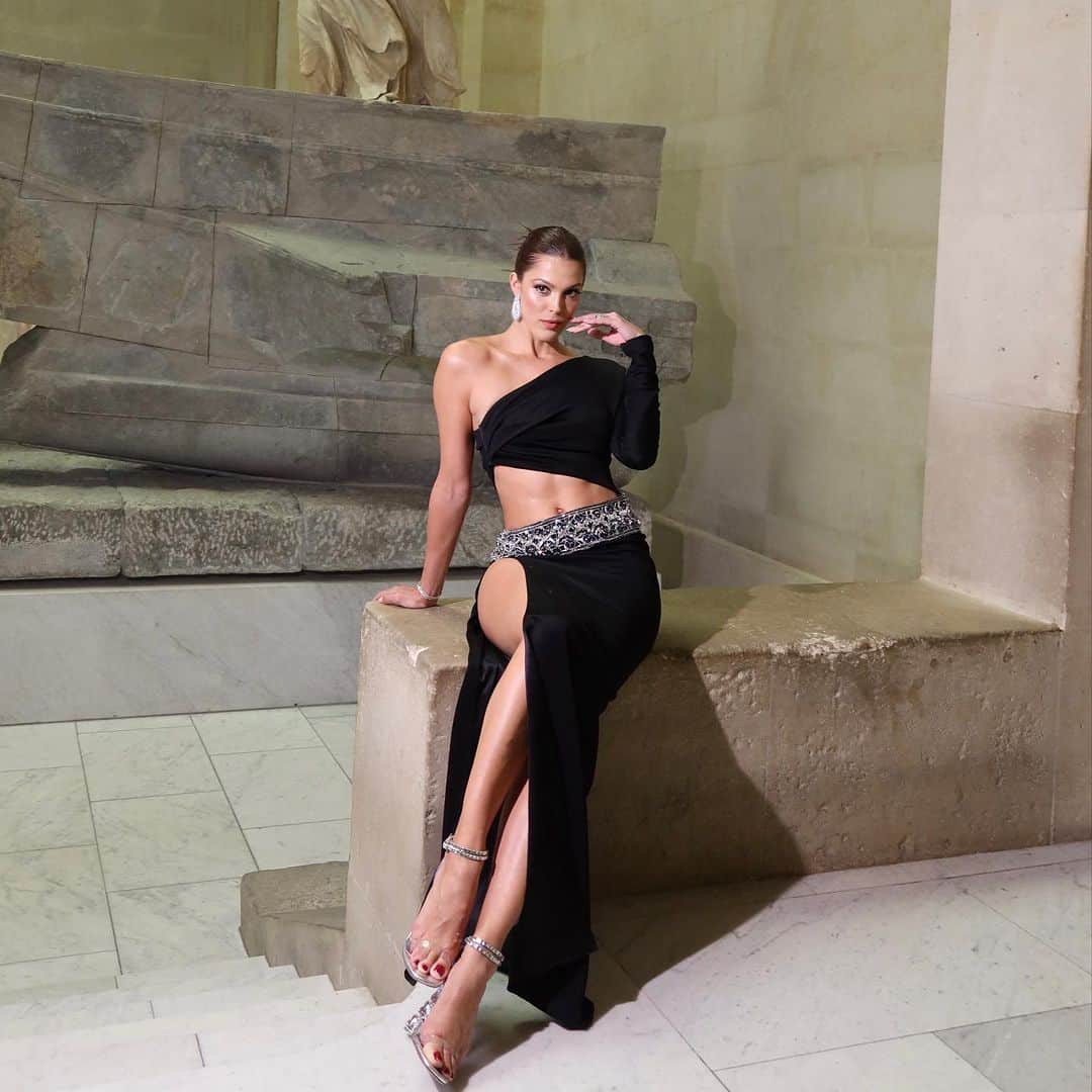 アレクシマビーユさんのインスタグラム写真 - (アレクシマビーユInstagram)「Vavavoom @irismittenaeremf wearing @alexismabille #hautecouture @lancomeofficial & @museelouvre #party #styledby @clementlomellini #hair @paulduchemin #alexismabillehautecouture #louvre #parisbynight」9月28日 23時56分 - alexismabille