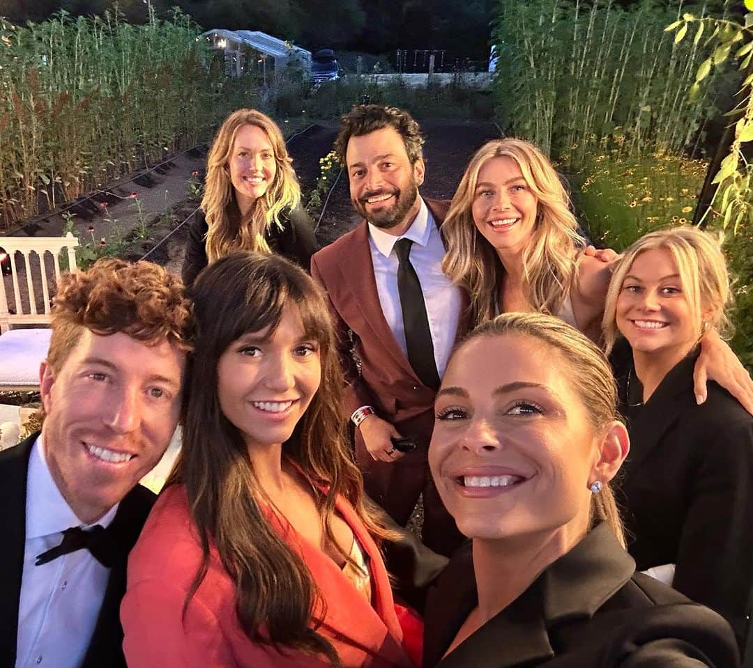 のインスタグラム：「Derek and Haley Hough 2023. A wedding in the redwood forest.  It was beautiful, intimate, full of love, light and fun.  Jaw dropping at ever turn! Wishing them all the best on this journey together and grateful to be part of witnessing their union! Love you both!」