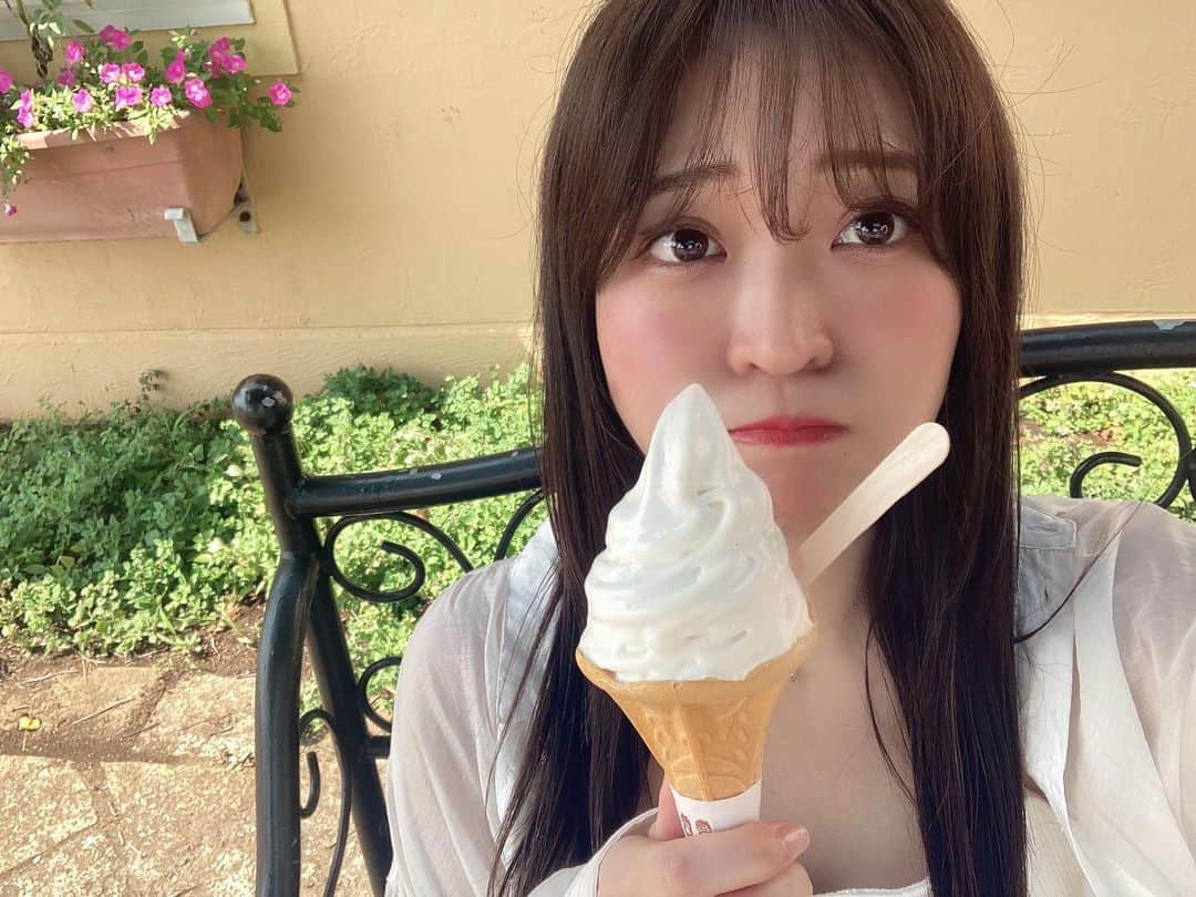 内田 菜々のインスタグラム：「* *  🍦⸝⋆  まだあついね。 Soft cream that is melting. 녹는 소프트 아이스크림.  #summermemories  #september #followme #likeme #f4f #l4l #9월  #일본 #좋아요그램 #가을다 #좋아요환영 #감성사진  #ななぐらむにっき   * *」