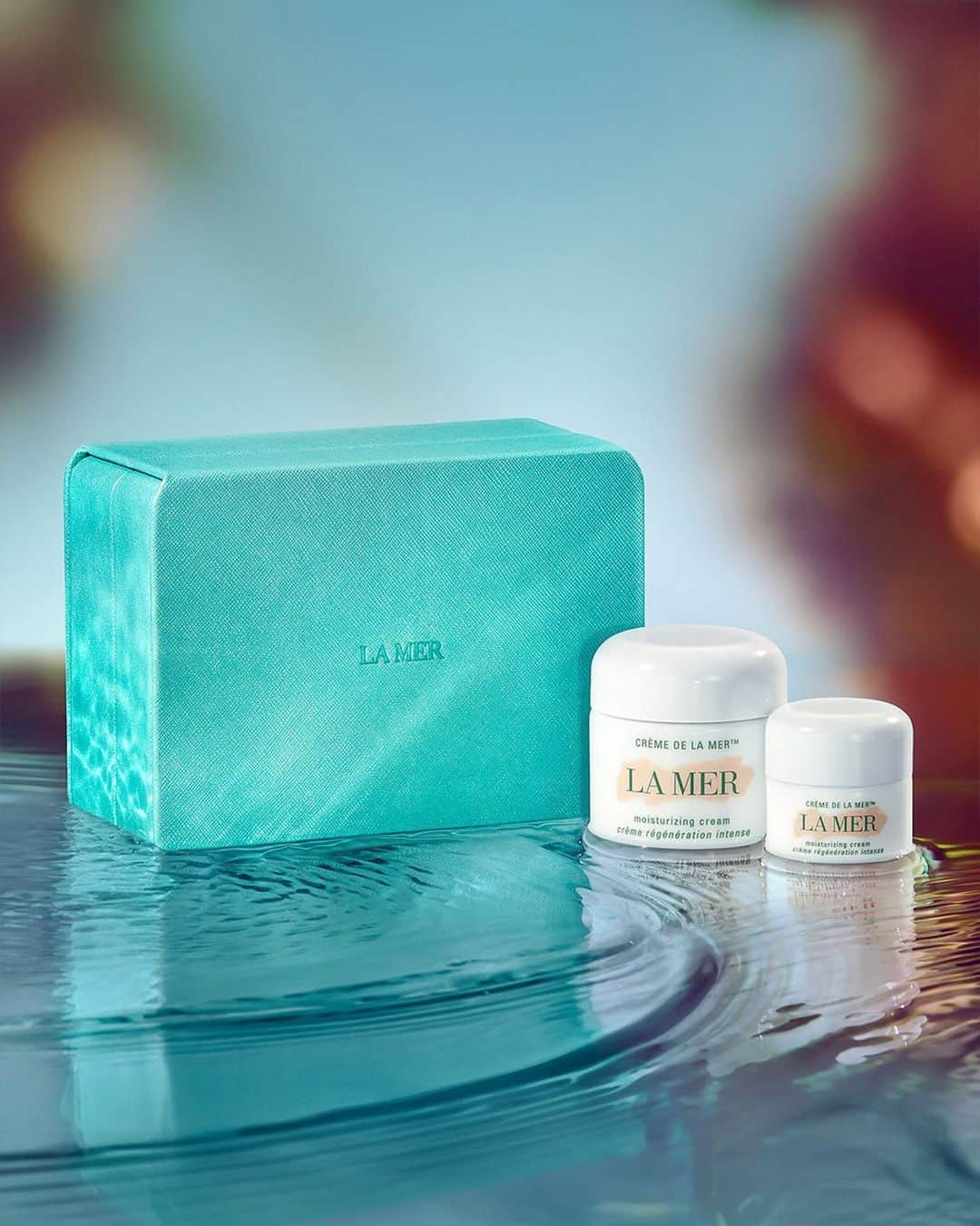 のインスタグラム：「Discover your dewy dimensions at home and on the go. The Crème de la Mer Duet provides an ensemble of soothing Crème de la Mer in sizes suited for shelf and suitcase.  Where will your La Mer look travel to this season? #LaMer #LaMerSkincare #CremeDeLaMer」