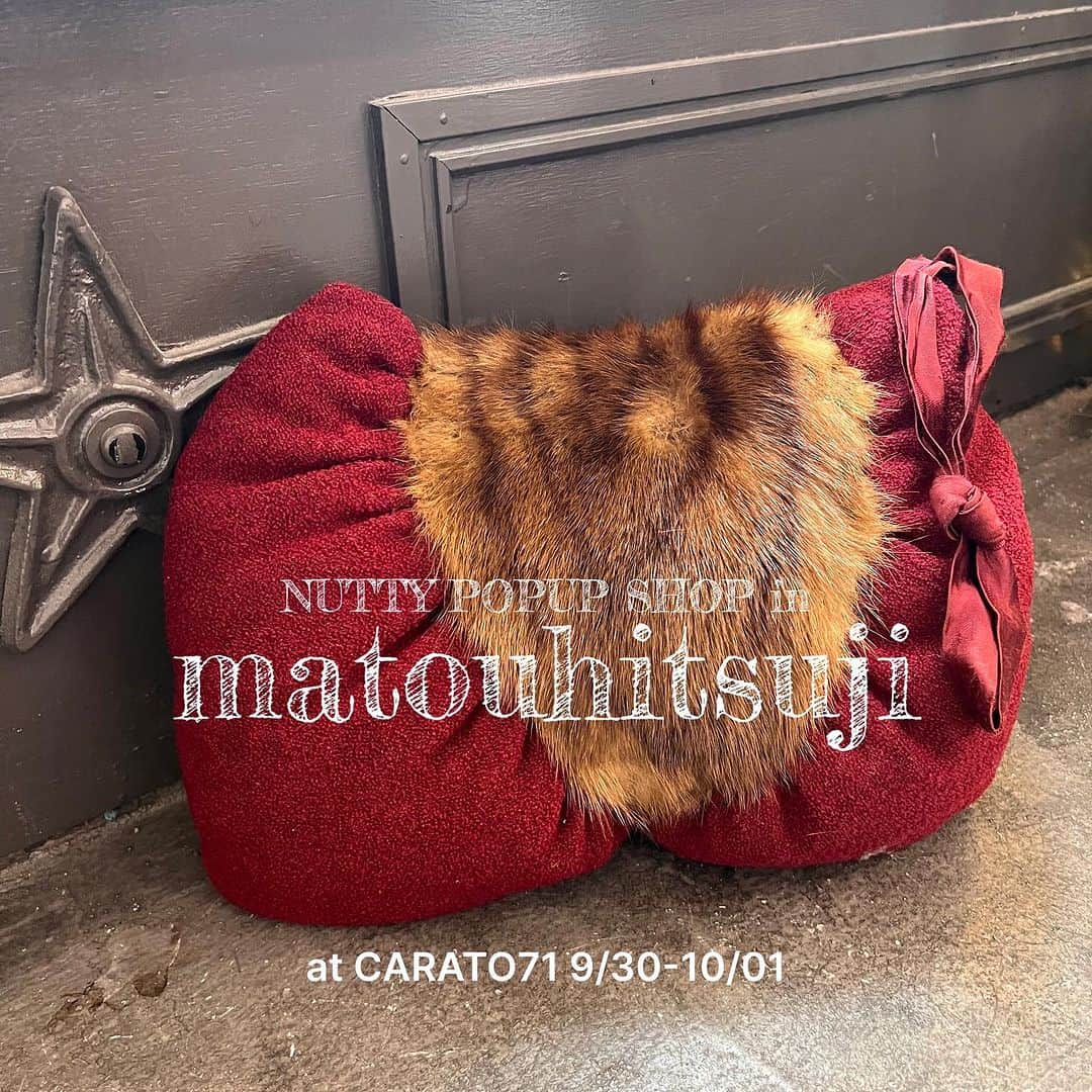 NUTTY Vintage&Collectibleのインスタグラム：「いよいよ今週末9月30と10月1日代官山CARATO71で開催のイベント🐑マトウヒツジ 🐑@matouhitsuji にてお取り扱いの商品を @nutty_event_popup でご紹介しております。  ぜひご覧くださいませ🐑  ▷▷▷  ▫︎40s vintage arm muff /bag  冬の手元を演出するならエレガントかつ温かくバックとしての役割もあるアームマフがおすすめです。  ヴィンテージ小物とアンティーク着物の親和性を会場でぜひお試しください。  ▷▷▷  9月30日(土)10月1日(日)に代官山 CARATO71で開催される、女優・吉田羊さん @yoshidayoh_official 初となる着物イベント『マトウヒツジ』にNUTTY @nutty_vintage を出店いたします。(ご入場にはチケットが必要となります)  イベント詳細はイベントアカウント @matouhitsuji をご覧くださいませ  #吉田羊 #マトウヒツジ  #着物」