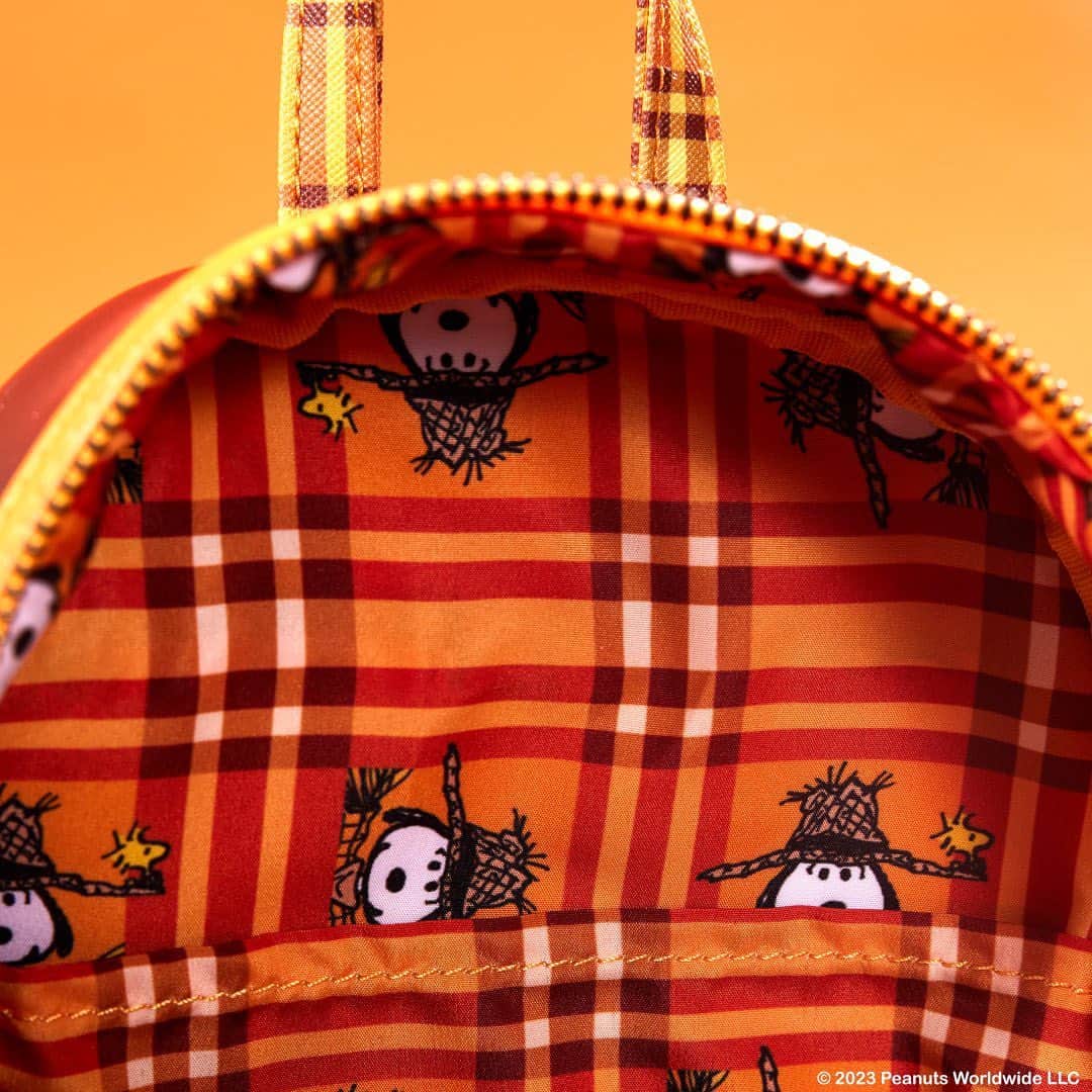 スヌーピーさんのインスタグラム写真 - (スヌーピーInstagram)「Nothing screams autumn more than this @loungefly Peanuts Snoopy Scarecrow Cosplay Collection! Shop at the link in bio 🧡」9月29日 0時04分 - snoopygrams