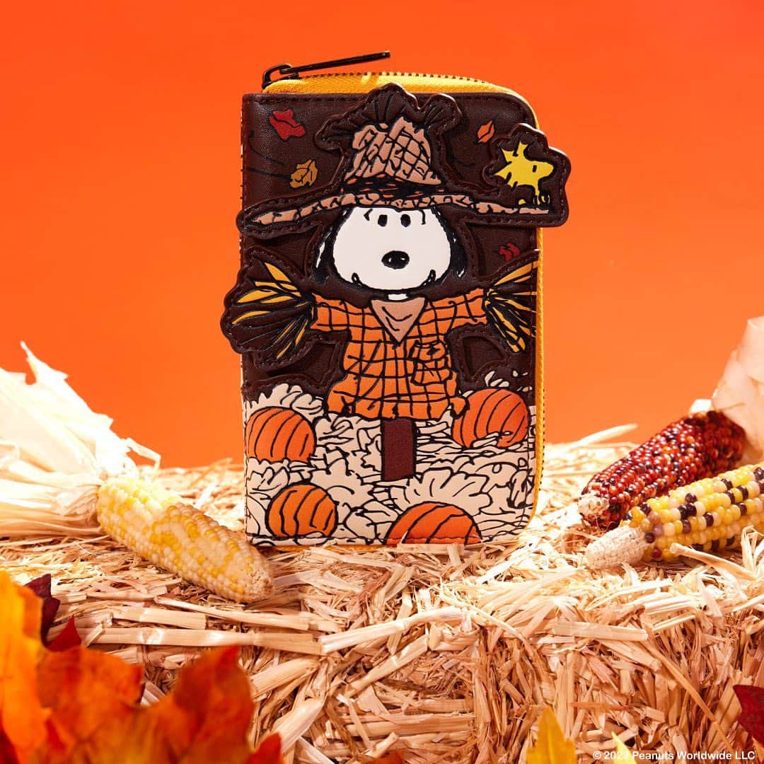 スヌーピーさんのインスタグラム写真 - (スヌーピーInstagram)「Nothing screams autumn more than this @loungefly Peanuts Snoopy Scarecrow Cosplay Collection! Shop at the link in bio 🧡」9月29日 0時04分 - snoopygrams