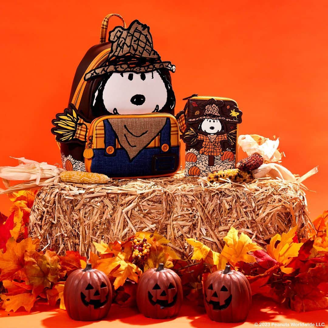スヌーピーのインスタグラム：「Nothing screams autumn more than this @loungefly Peanuts Snoopy Scarecrow Cosplay Collection! Shop at the link in bio 🧡」