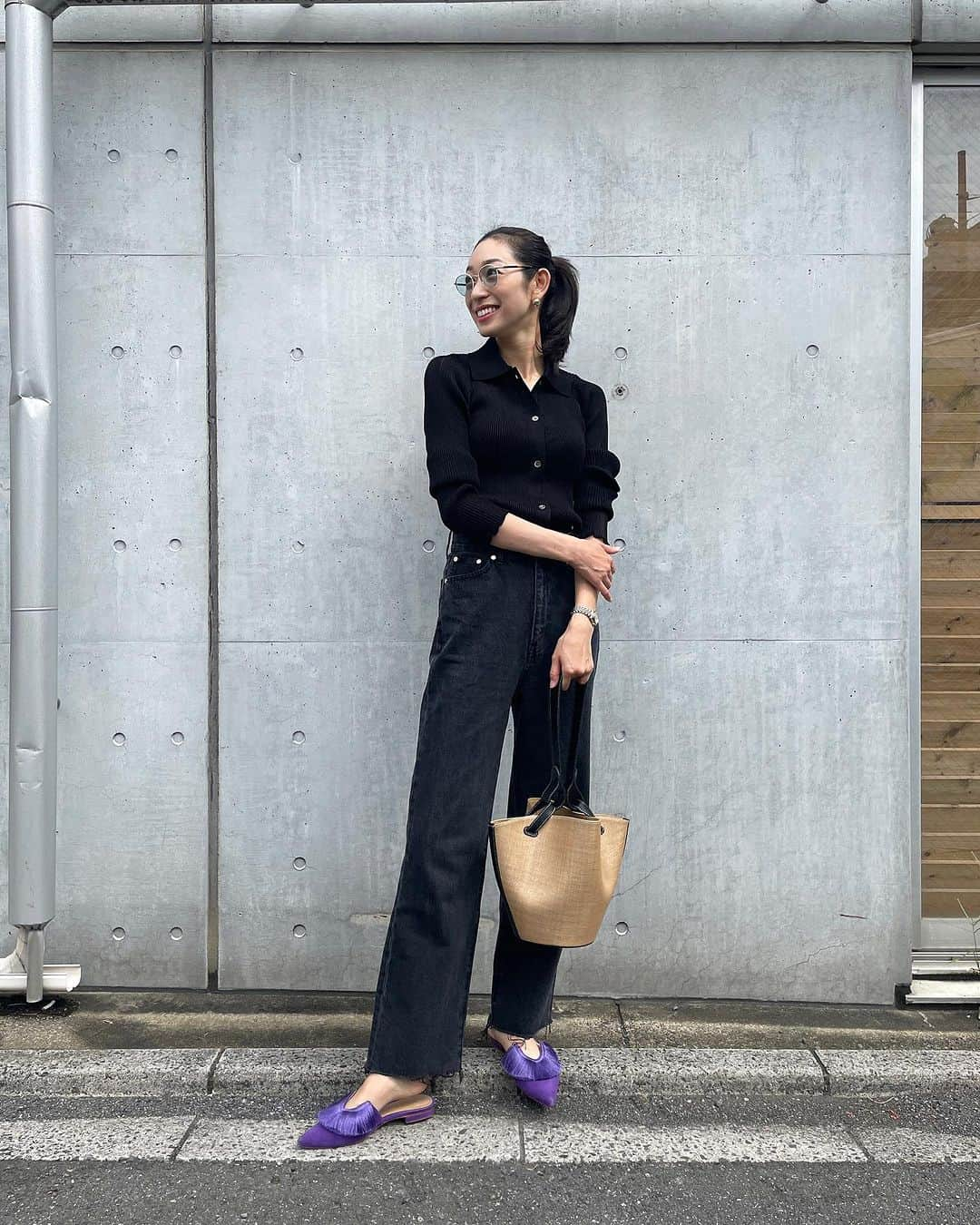 熊澤枝里子のインスタグラム：「・ ちょっとずつ秋ムードに🍂 がしかし、今日は暑かった💦 この時期の服選び困るよね😅 薄手の長袖にしてみた🖤  top @blackbymoussy_official  pants @el_jeanasis  bag @vasic_japan   #クマフク」