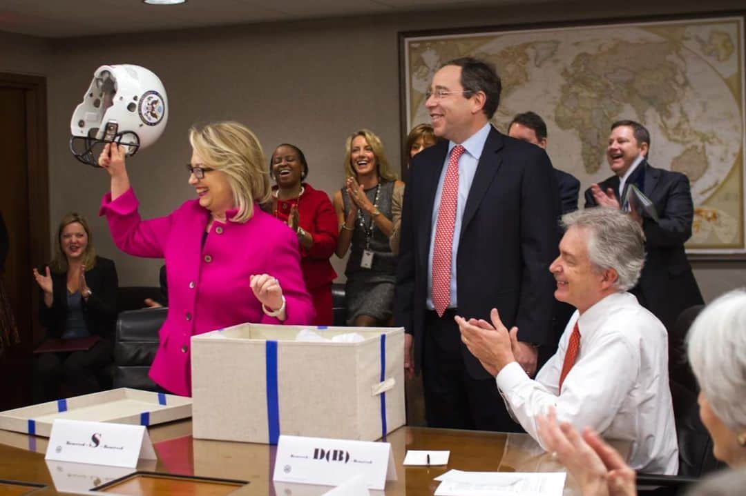 ヒラリー・クリントンのインスタグラム：「A State Department #tbt: my team got me a football helmet because Washington is "a contact sport." ⁣ ⁣ Photo: MSNBC」