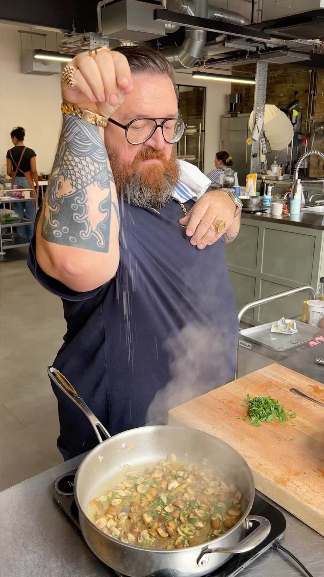 ニック・フロストのインスタグラム：「Why hello! My name is Nick Frost (@friedgold) and I’ve been in Mob to cook up my mother’s beef stroganoff. When I was ten, the thing I liked to eat more than anything was my mum’s beef stroganoff. It was rich, it was glossy, it was spicy, and I loved it. You can find the full recipe for my version of it on the Mob website and plenty of more recipes and memories from me in my new book, A Slice of Fried Gold. It’s out now. #Ad #Mob」