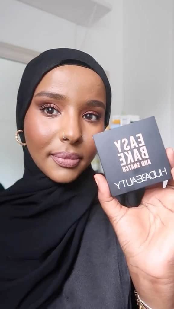 Huda Kattanのインスタグラム：「Grab your concealers, puffs & Easy Bake And Snatch Pressed Powders because @____rahma’s sharing everything she learned at #SchoolOfSnatch!   Anyone ready for a pop quiz? 🤓🎓」