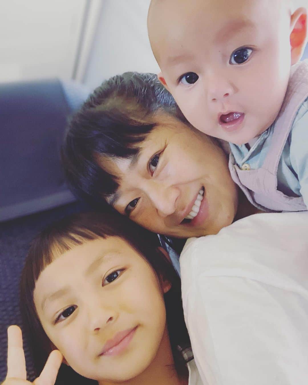 YOPPYのインスタグラム：「. 次女　 ５回目の飛行機✈️  最近は 女子チームイェーイ とか 言ってくれる長女 ウェーイなおかん  せんとくん 大会あったら 絶対てっぺんとれるとおもてる人 多そうでしょうね  そこんとこ よろしく！」