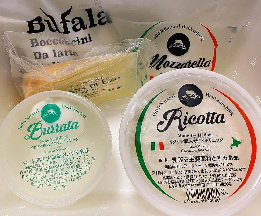 ひぐち君さんのインスタグラム写真 - (ひぐち君Instagram)「日本のチーズ&日本ワインのペアリングは最強ですね🧀🍷 #ファットリアビオ北海道  #fromage #cheese #formaggio  #日本ワイン 🇯🇵 #japanesewine #vinjaponais  #일본와인 #日本葡萄酒  #wine #vin #vino #wein #vinho #와인 #葡萄酒  #winetime #winelover  #instawine #wineexpert  #tokyo 🗼 #余市町ワイン大使 🍷 #北海道新聞 📰 https://www.hokkaido-np.co.jp/article/913705/ #髭男爵ひぐち君の語る日本ワインサロン 📚 https://amzn.to/3DBTsSl #ひぐち君の日本ワイン会 💻 https://bit.ly/2KJ9DQy @higehiguchi」9月29日 0時14分 - higehiguchi