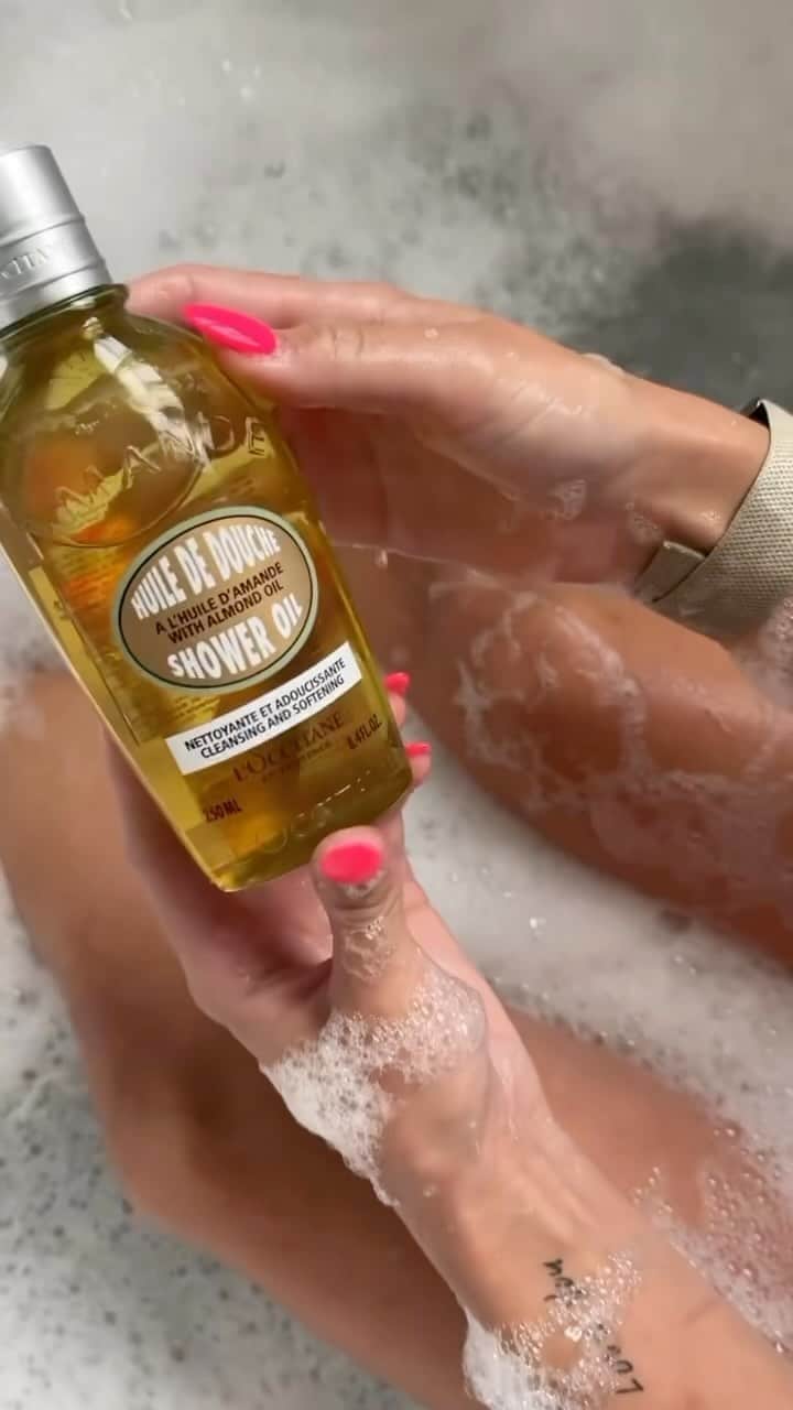 のインスタグラム：「Currently unwinding in a warm bubble bath 🫧🛁 Ft: @tonyamichelle26 #almondoil #showeroil #loccitane #bubblebath」