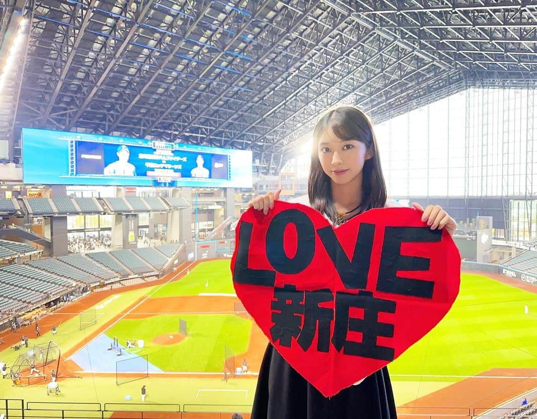 のインスタグラム：「♡ ♡ ✨🌈FIGHTERS FINAL GAMES 2023🌈✨ ⚾️2023パ・リーグ公式戦⚾️ 北海道日本ハムファイターズVS.千葉ロッテマリーンズ 2023.9.28🐻 エスコンフィールドHOKKAIDO 🐻🐻🐿🦊 うちの試合行きました💖応援❣️❣️❣️ ＆ “こぼれた涙に日が差せば虹がかかるよ”※試合前に虹出てた🌈 🎀 LOVE❤️新庄   まりあより ♡ ♡  #LOVE新庄 ❤️ #北海道日本ハムファイターズ 🐻🐻🐿🦊 #lovefighters  #モーニング娘23 #牧野真莉愛」