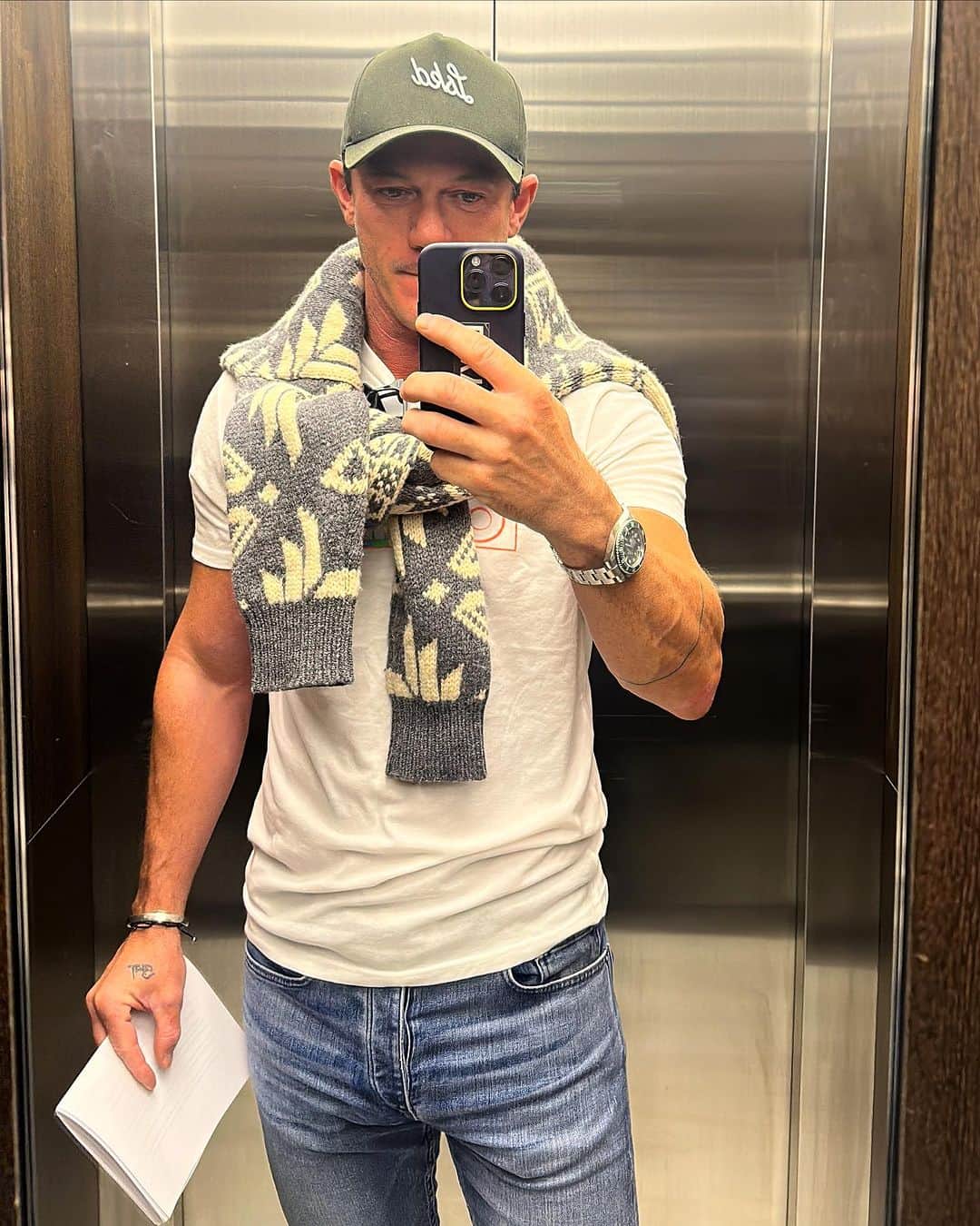 ルーク・エヴァンズのインスタグラム：「London lad」
