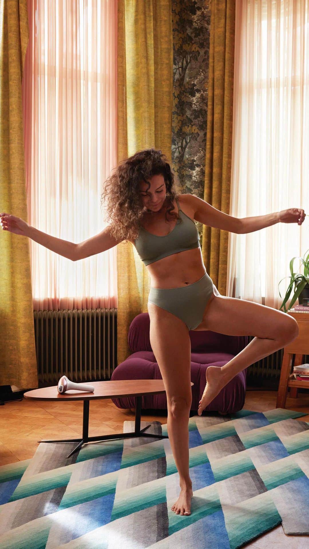 のインスタグラム：「Mit dem Philips Lumea IPL gelingt die langanhaltende Haarentfernung ganz einfach zu Hause. Wie genau erklärt uns Cathi von Philips im Interview – inklusive Anwendungstipps, den Vorteilen einer lichtbasierten Enthaarung und alles Wissenswertem rund um den Philips Lumea IPL. ✨  * Hinweis: Die Zeitverzögerung im Video ist auf die Live-Übertragung zurückzuführen.  #haarentfernung #enthaarung #philipslumea @philips_dach @louisamarkus @cathiseeber」
