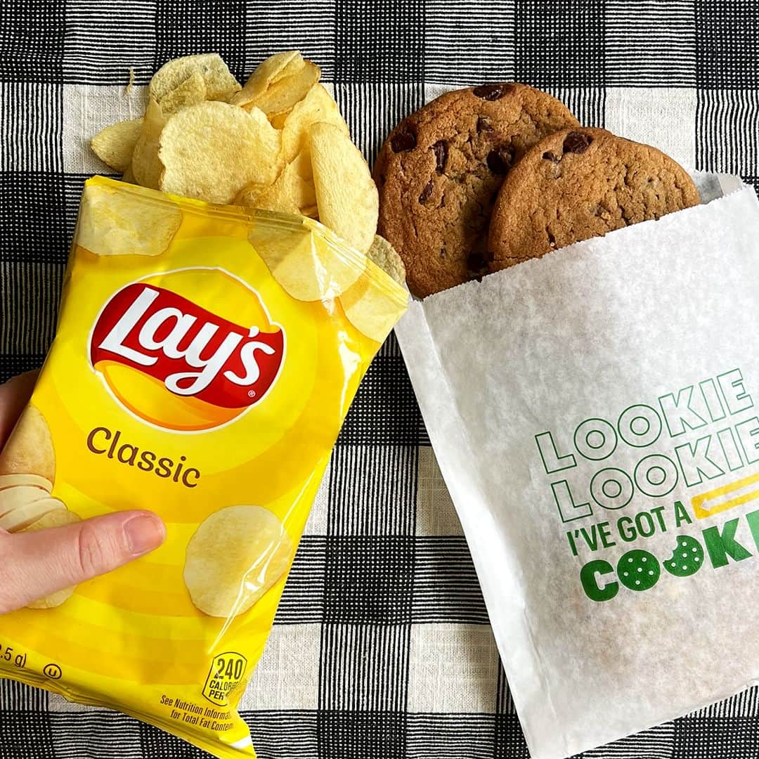 Official Subwayのインスタグラム：「@Lays…or chocolate chip cookies? we’ve found ourselves in a situation-chip 🤫」