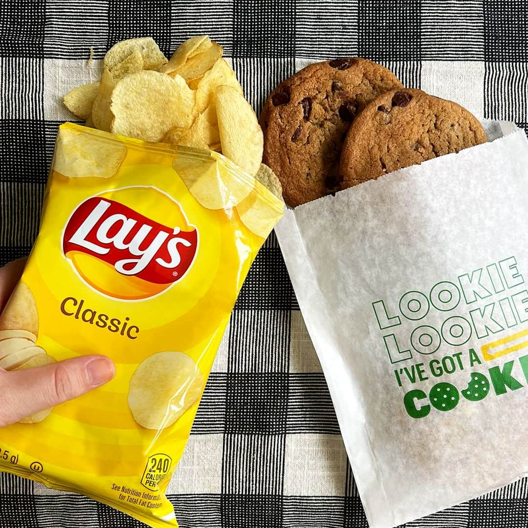 Official Subwayさんのインスタグラム写真 - (Official SubwayInstagram)「@Lays…or chocolate chip cookies? we’ve found ourselves in a situation-chip 🤫」9月29日 0時22分 - subway