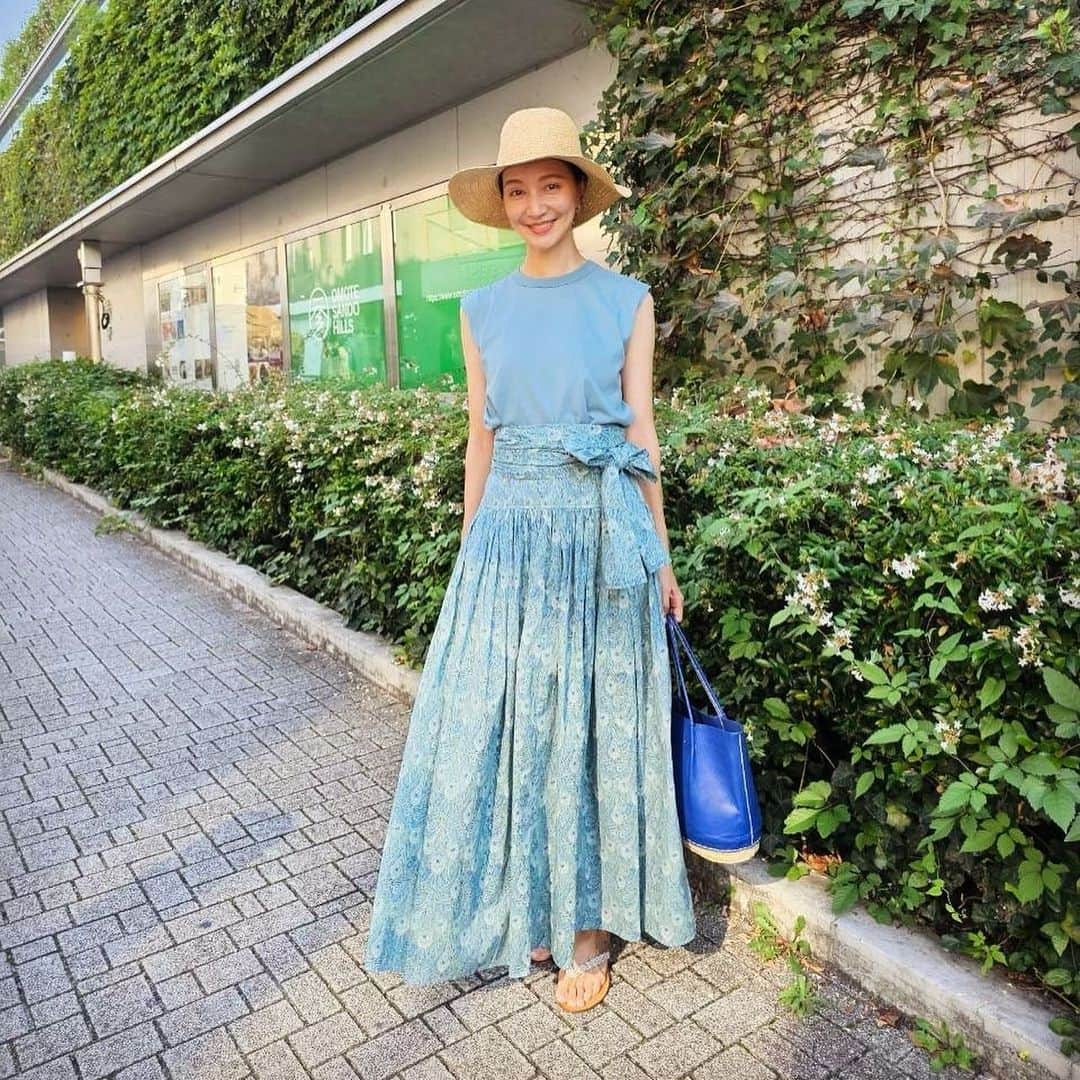 愛可さんのインスタグラム写真 - (愛可Instagram)「・ 真夏に戻ったかのように暑かった本日の装い。  SALEで購入したお気に入りのピーコック柄のリバティプリントのスカートを褒められたので写真を撮ってもらいました。🦚🦚🦚  好きな色でまとめてみました。 バッグはモロッコで購入した思い出のもの  #aikassootd  #リバティ」9月29日 0時23分 - aikick