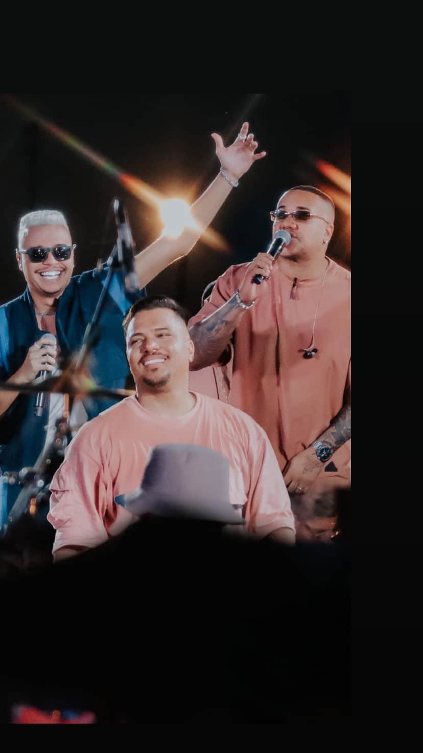 のインスタグラム：「Tá no ar mais um vídeo, turma!!! 🙌🏽   Respeita esse feat: Sorriso + Vitinho + Tá Na Mente = corre agora no YouTube e assista ao clipe. #SorrisoEuGostoNoPagode-Parte1! ♥️  Esse medley é para os pagodeiros românticos sofrerem com força. 🎶😮‍💨 O link tá nos Stories.」