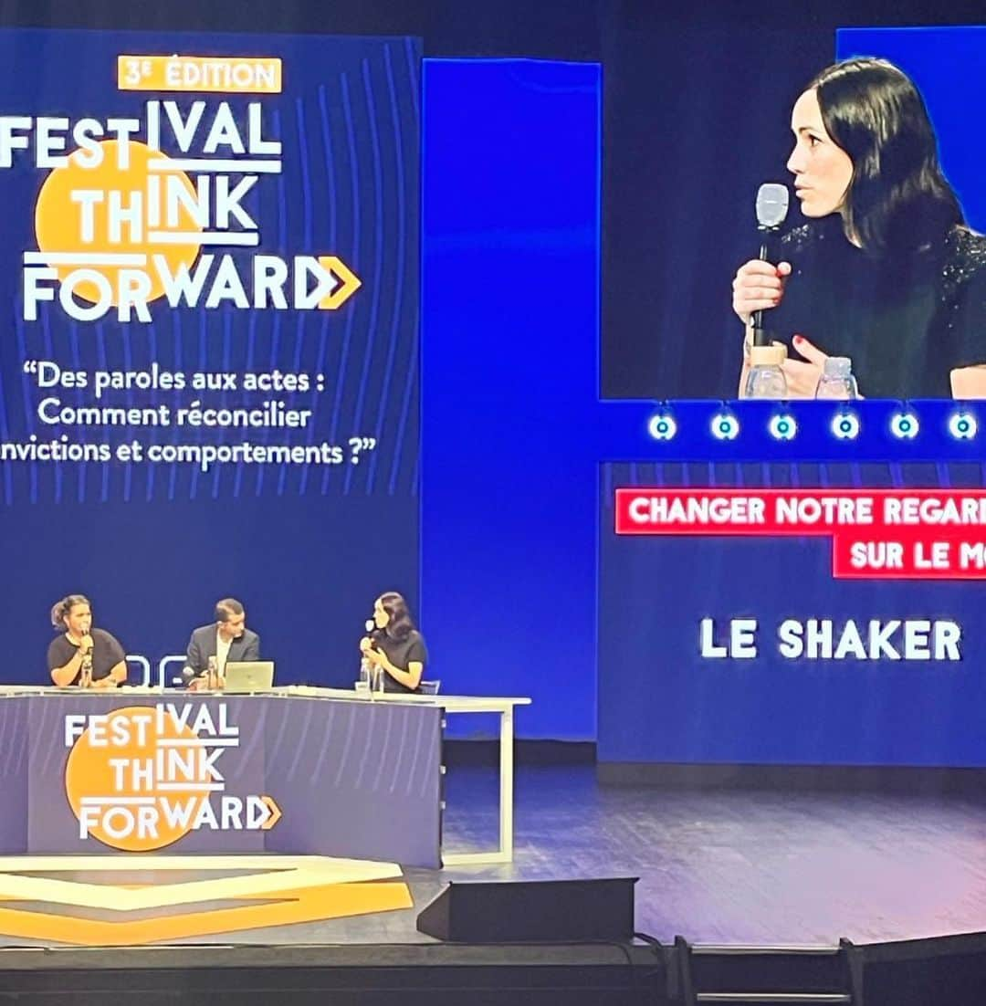 Leslie Camila-Roseのインスタグラム：「🇺🇸👇🏻 🇫🇷 🎙️ Un grand merci au Festival Think Forward de m’avoir accueillie. C’était un honneur de parler des différentes formes de conditionnement qui façonnent nos perceptions du succès et du bonheur, notamment ces géants silencieux que sont le capitalisme et le culte moderne de l’ « American dream ».   🌍 La table ronde sur « Des paroles aux actes : comment réconcilier convictions et comportements » a été un moment d’échange riche. On a parlé d’activisme, de générations, de culpabilité et de « purisme » imposés aux mouvements pour la justice sociale et environnementale, de la nécessité de déconstruire certaines croyances pour faire face à l’incertitude...  À tous ceux qui étaient présents : continuons de poser les questions difficiles, d’oser la nuance, de questionner nos comportements et d’agir en conséquence. La route est longue, mais ensemble, nous pouvons faire la différence. 💪  Merci à Jasmine Manet de @weareyouthforever , Gaël Sliman, la journaliste @marioninsta , @gabriellerivault.soufflevoix , Maxime Jourdain, et Cyrille Testelin  🇺🇸 🎙️ A big thank you to the Think Forward Festival for having me. It was an honor to discuss the various forms of conditioning that shape our perceptions of success and happiness, especially the silent giants that are capitalism and the modern American Dream.  🌍 The round table on "From words to actions: how to reconcile beliefs and behaviors" was a rich exchange. We discussed activism, generations, guilt, and "purism" within movements for social and environmental justice, and the need to deconstruct certain beliefs to face uncertainty...  To everyone who was there: let's continue to ask the tough questions, dare to be nuanced, question our behaviors, and act accordingly. The journey is long, but together, we can make a difference. 💪  #conditionnementsocial #conditionnementculturel #conditionnement #processusdinfluence #influences #comportement #deconstruction」