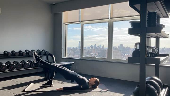 Kirsty Godsoのインスタグラム：「CORE CONTROL ❤️‍🔥 5 fav moves for you to sizzle into your day. No equipment needed, just you ⚡️  1. Iso glute bridge to cross crunch - 10 reps each side  2. Roll back to hip lift - 10 reps (advanced is to go slow!) 3. 90 degree abs 😈 - 10 reps each side 4. Single leg glute bridge with leg lower - 10 reps each side 5. Bear swivels - 10 reps each side   Do 2 rounds to activate or as a finisher or 3 rounds total as a mini workout. Have fun 🔥   #pyro #nikewomen #nikewellcollective #abs #core #glutes」