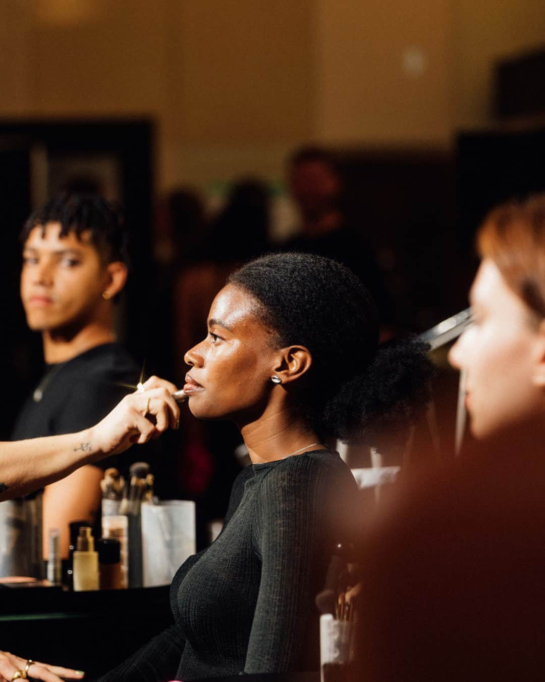 M·A·C Cosmetics Deutschlandのインスタグラム：「LAST THURSDAY IN A NUTSHELL: Von ausgelassenen Tanzeinlagen über eine Masterclass zu unserer neuen #StudioRadiance #SerumPowered Foundation bis hin zu einzigartigen Show Acts - Unser Launch Event in Berlin war ein Abend voller unvergesslicher Highlights! 💃💄✨」