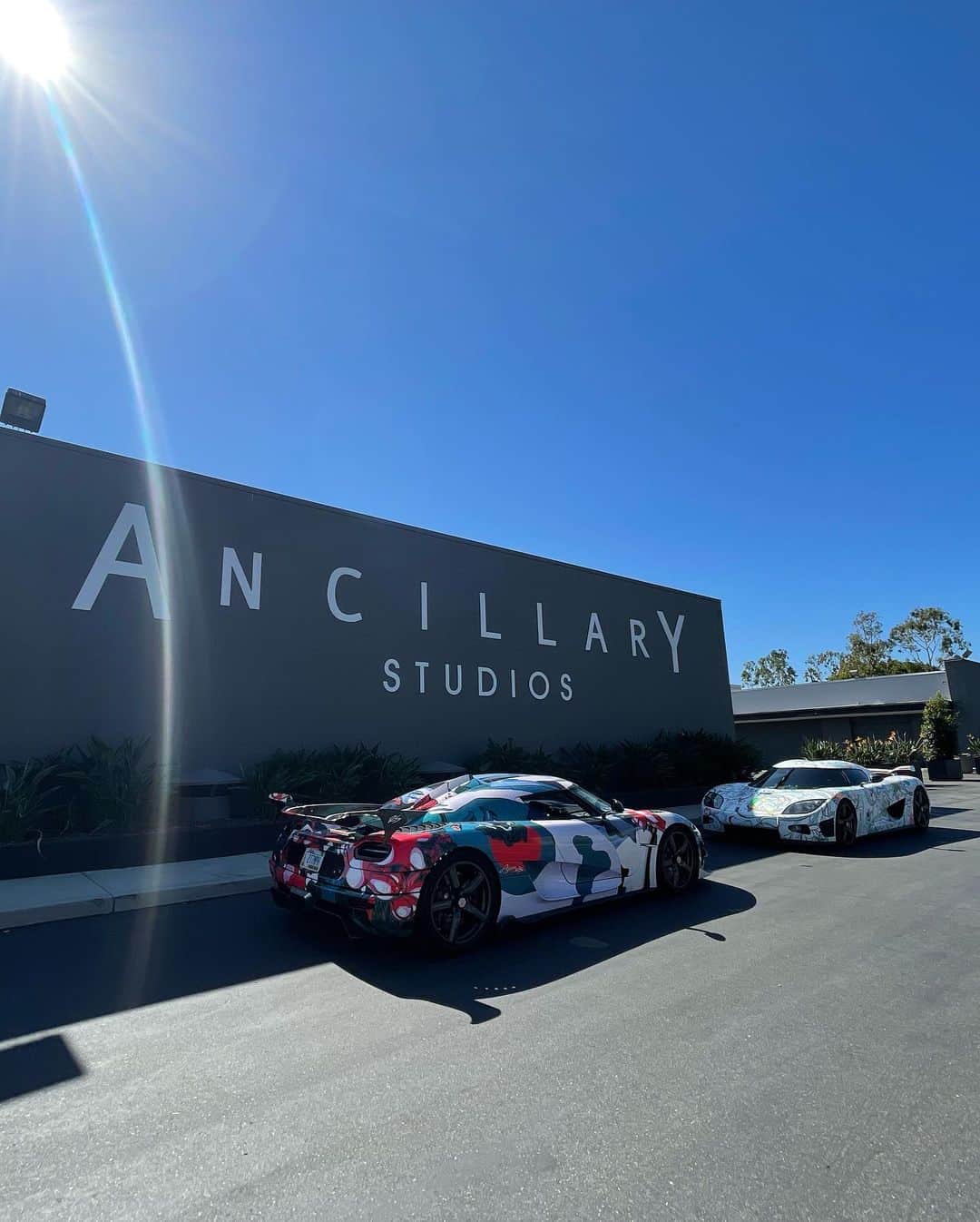 ジェームス・ジーンさんのインスタグラム写真 - (ジェームス・ジーンInstagram)「Would you like a chance to win a limited poster and two Leens customs pins from our 2021 James Jean Fastest Art Cars  campaign? Here's the scoop: In 2021, we had the incredible opportunity to collaborate with renowned artist @jamesjeanart , who adorned Ruthie, the world record car, and Big Brother CCX with his original artwork.  What was originally intended as a one-month display turned into a year-long project, generating significant awareness for the @festivalofchildrenfoundation  Today, we want to highlight two remarkable organizations with important causes: 1. @festivalofautomobiles is organizing an event on October 21st to raise funds for the widows of firefighters, featuring their first annual car show. 2. Savour  is actively fighting hunger issues through their limited products. To support these worthy causes, we are giving away a very limited artist proof poster of the James Jean art cars created by @leenscustoms for Collectors Club along with exclusive custom pins from the 2021 campaign that are very limited. All you have to do is follow @festivalofautomobiles and request a follow at @savoureyewear . The winner will be announced on 10/21. Also, make sure to keep following them for more updates on how to win a piece of the actual wrap that @wraplegends used for the record car campaign. . Images: 1. @jamesjeanart at home with Ruthie and Big Brother. 2. Ruthie and Big Brother @ancillarystudios  3. Worlds fastest art cars @ancillarystudios  4. Worlds fastest art cars at @periodcorrect  5. Jerome from @wraplegends promoting Big Brother at @hotwheelsofficial . 5. Will from @wraplegends going live with Collectors Club and @leencustoms promoting the Art cars.」9月29日 0時31分 - jamesjeanart