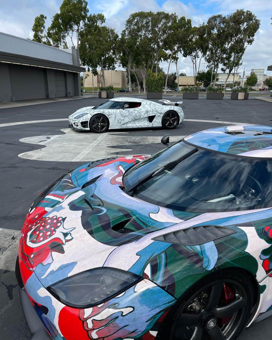 ジェームス・ジーンさんのインスタグラム写真 - (ジェームス・ジーンInstagram)「Would you like a chance to win a limited poster and two Leens customs pins from our 2021 James Jean Fastest Art Cars  campaign? Here's the scoop: In 2021, we had the incredible opportunity to collaborate with renowned artist @jamesjeanart , who adorned Ruthie, the world record car, and Big Brother CCX with his original artwork.  What was originally intended as a one-month display turned into a year-long project, generating significant awareness for the @festivalofchildrenfoundation  Today, we want to highlight two remarkable organizations with important causes: 1. @festivalofautomobiles is organizing an event on October 21st to raise funds for the widows of firefighters, featuring their first annual car show. 2. Savour  is actively fighting hunger issues through their limited products. To support these worthy causes, we are giving away a very limited artist proof poster of the James Jean art cars created by @leenscustoms for Collectors Club along with exclusive custom pins from the 2021 campaign that are very limited. All you have to do is follow @festivalofautomobiles and request a follow at @savoureyewear . The winner will be announced on 10/21. Also, make sure to keep following them for more updates on how to win a piece of the actual wrap that @wraplegends used for the record car campaign. . Images: 1. @jamesjeanart at home with Ruthie and Big Brother. 2. Ruthie and Big Brother @ancillarystudios  3. Worlds fastest art cars @ancillarystudios  4. Worlds fastest art cars at @periodcorrect  5. Jerome from @wraplegends promoting Big Brother at @hotwheelsofficial . 5. Will from @wraplegends going live with Collectors Club and @leencustoms promoting the Art cars.」9月29日 0時31分 - jamesjeanart