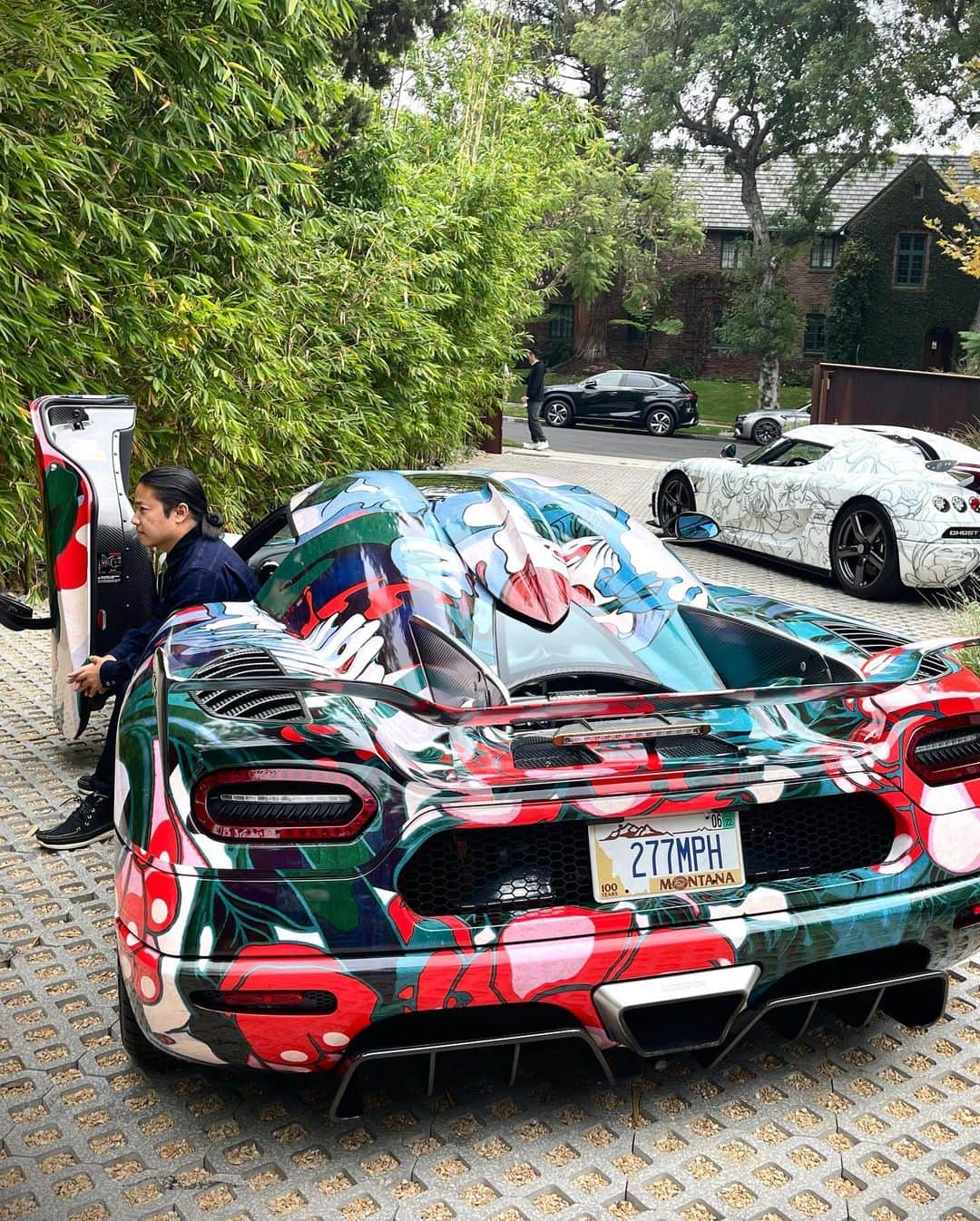 ジェームス・ジーンのインスタグラム：「Would you like a chance to win a limited poster and two Leens customs pins from our 2021 James Jean Fastest Art Cars  campaign? Here's the scoop: In 2021, we had the incredible opportunity to collaborate with renowned artist @jamesjeanart , who adorned Ruthie, the world record car, and Big Brother CCX with his original artwork.  What was originally intended as a one-month display turned into a year-long project, generating significant awareness for the @festivalofchildrenfoundation  Today, we want to highlight two remarkable organizations with important causes: 1. @festivalofautomobiles is organizing an event on October 21st to raise funds for the widows of firefighters, featuring their first annual car show. 2. Savour  is actively fighting hunger issues through their limited products. To support these worthy causes, we are giving away a very limited artist proof poster of the James Jean art cars created by @leenscustoms for Collectors Club along with exclusive custom pins from the 2021 campaign that are very limited. All you have to do is follow @festivalofautomobiles and request a follow at @savoureyewear . The winner will be announced on 10/21. Also, make sure to keep following them for more updates on how to win a piece of the actual wrap that @wraplegends used for the record car campaign. . Images: 1. @jamesjeanart at home with Ruthie and Big Brother. 2. Ruthie and Big Brother @ancillarystudios  3. Worlds fastest art cars @ancillarystudios  4. Worlds fastest art cars at @periodcorrect  5. Jerome from @wraplegends promoting Big Brother at @hotwheelsofficial . 5. Will from @wraplegends going live with Collectors Club and @leencustoms promoting the Art cars.」
