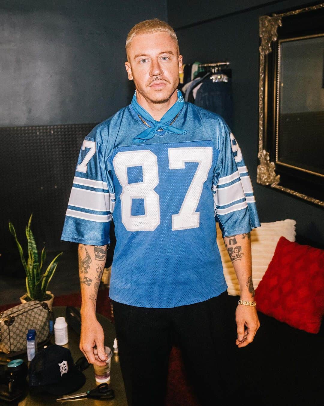 マックルモアーのインスタグラム：「I spent the day in Detroit recuperating after very little sleep and border crossing out of Canada.  Usually I get out and explore a city I’ve grown to really love.  I love the music that has come out of the D.  From Slum Village, Royce to Em and Motown.  I love the wide leg old school pinstripe suits, Stacey Adam’s and a crisp brim.  I love the Vernors ginger ale that is a staple from the great state of Michigan.  I love the Cadillac’s that were built in the motor city.  I love the zoom recovery meetings I found out of Michigan during the pandemic (KCB)…. And I love the people.  Always a special night at the historic Fillmore.  The golden walls hold magic.  Thank you Detroit.  Always 🫶🏻」