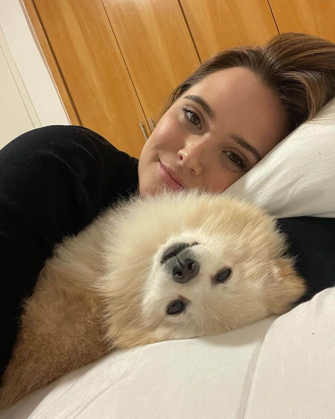 ジュリアナパイヴァのインスタグラム：「GrudinDeManhê❤️🐾  Amor até de ponta cabeça!😂」